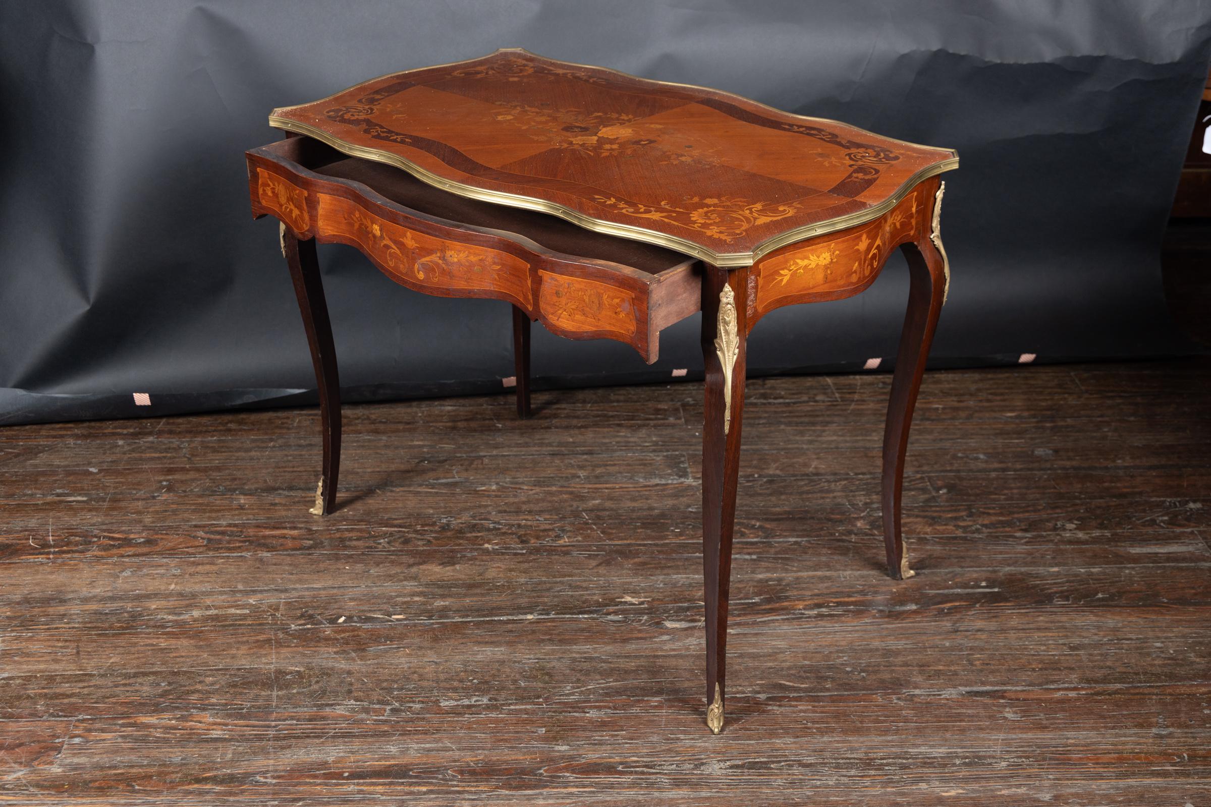 Table à écrire française du 19ème siècle en marqueterie Louis XV Bon état - En vente à New Orleans, LA