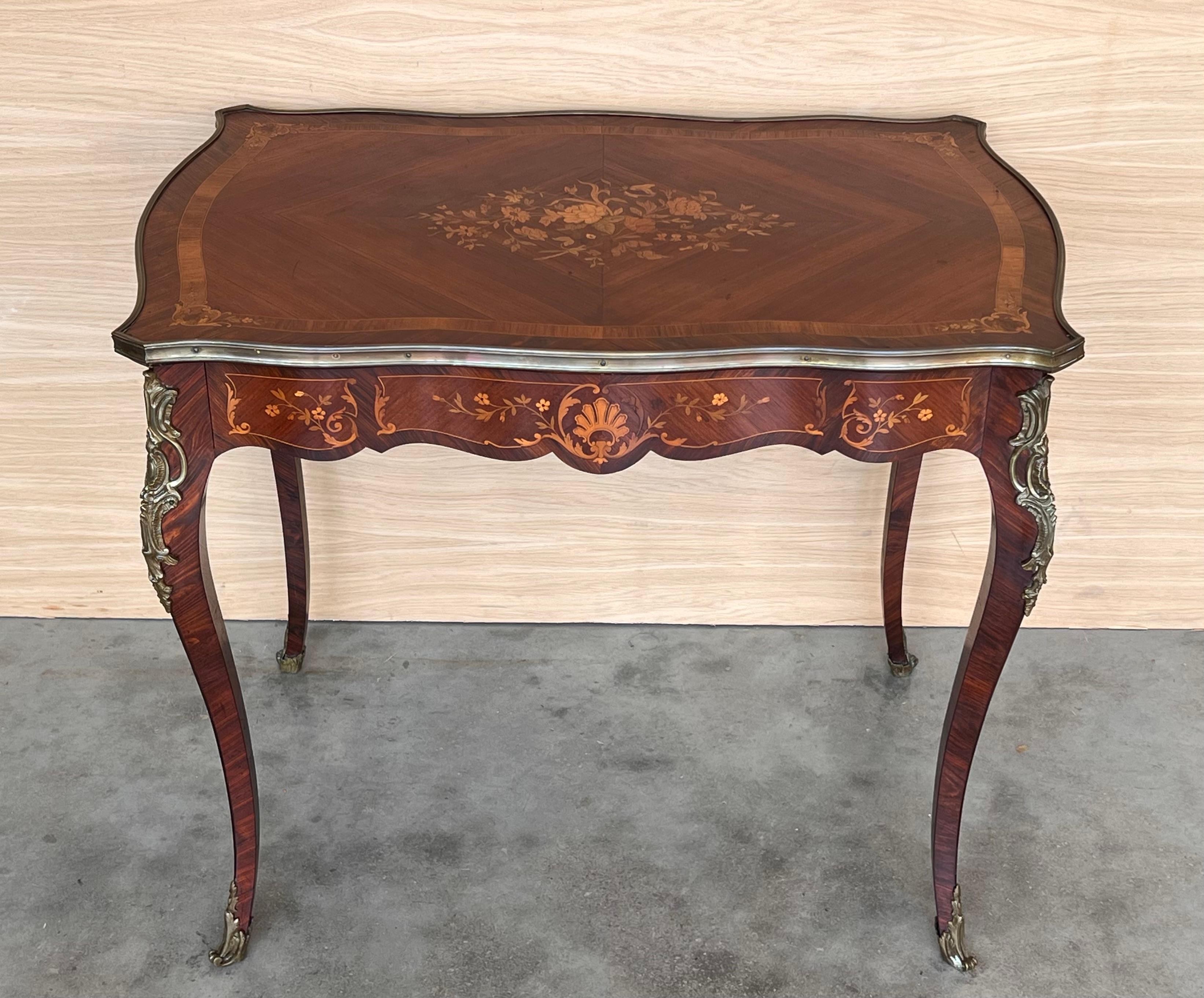 Français Table à écrire française du 19ème siècle en marqueterie Louis XV en vente