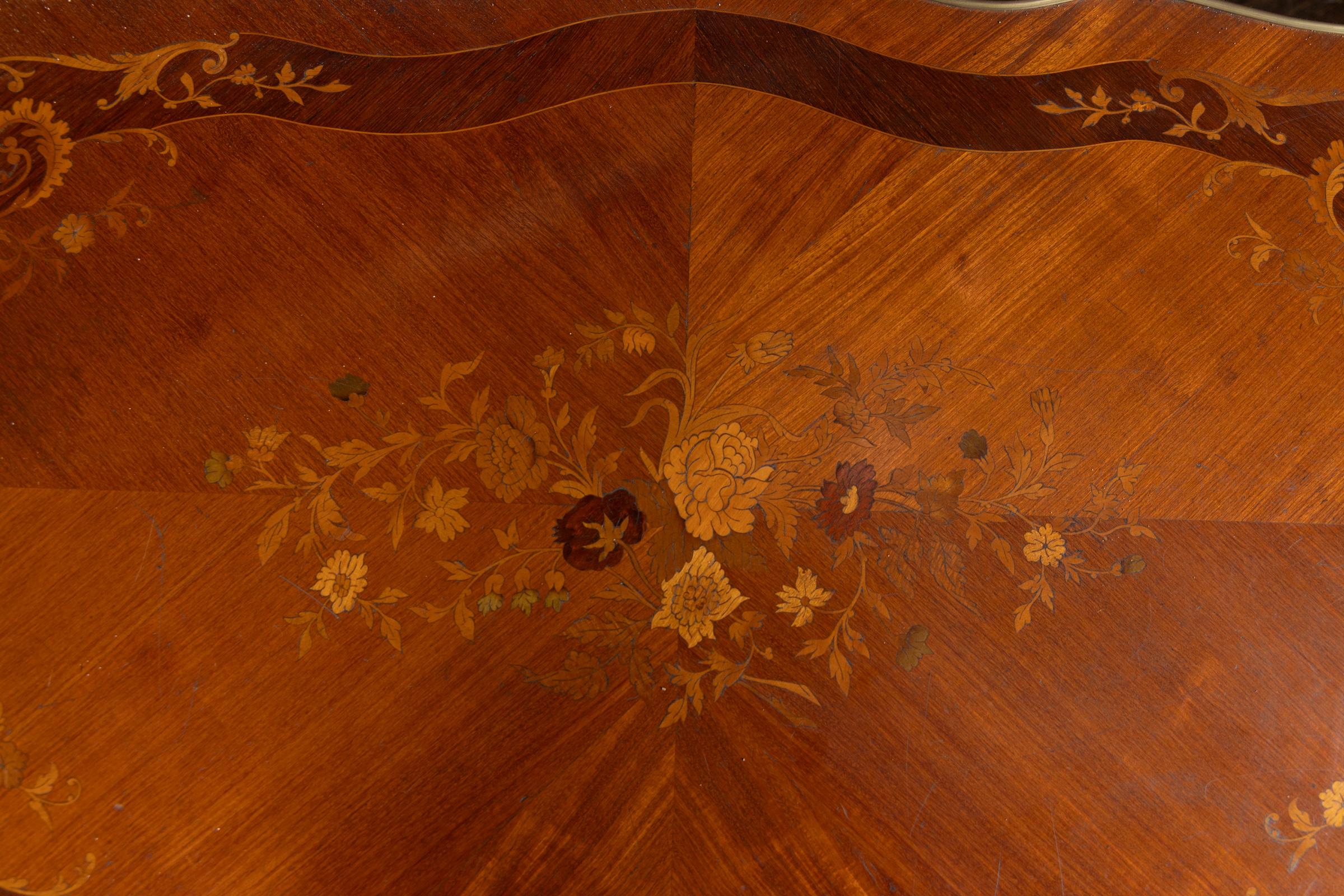 Bronze Table à écrire française du 19ème siècle en marqueterie Louis XV en vente
