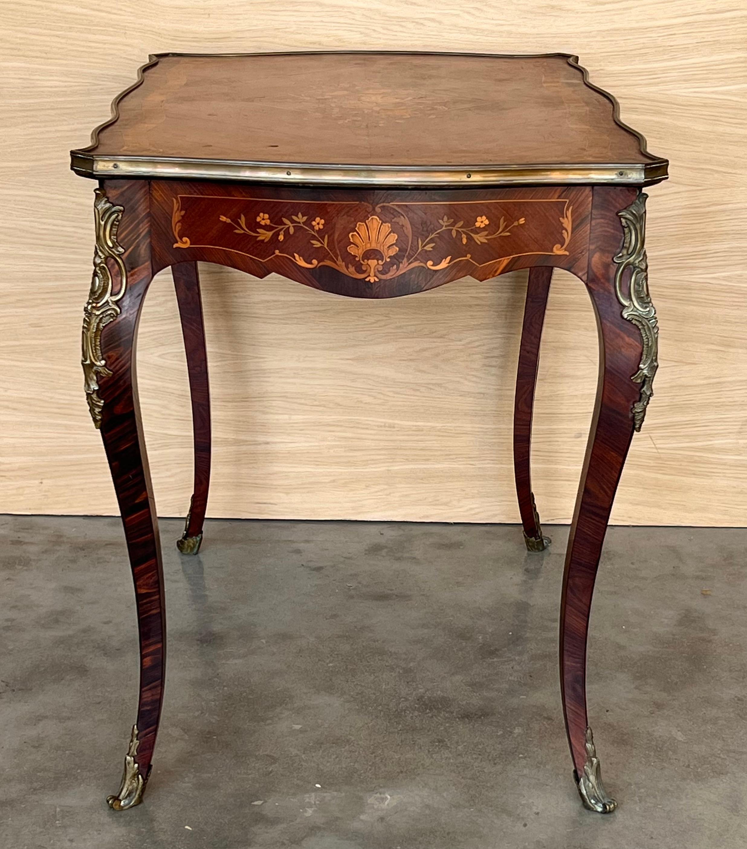 Bronze Table à écrire française du 19ème siècle en marqueterie Louis XV en vente