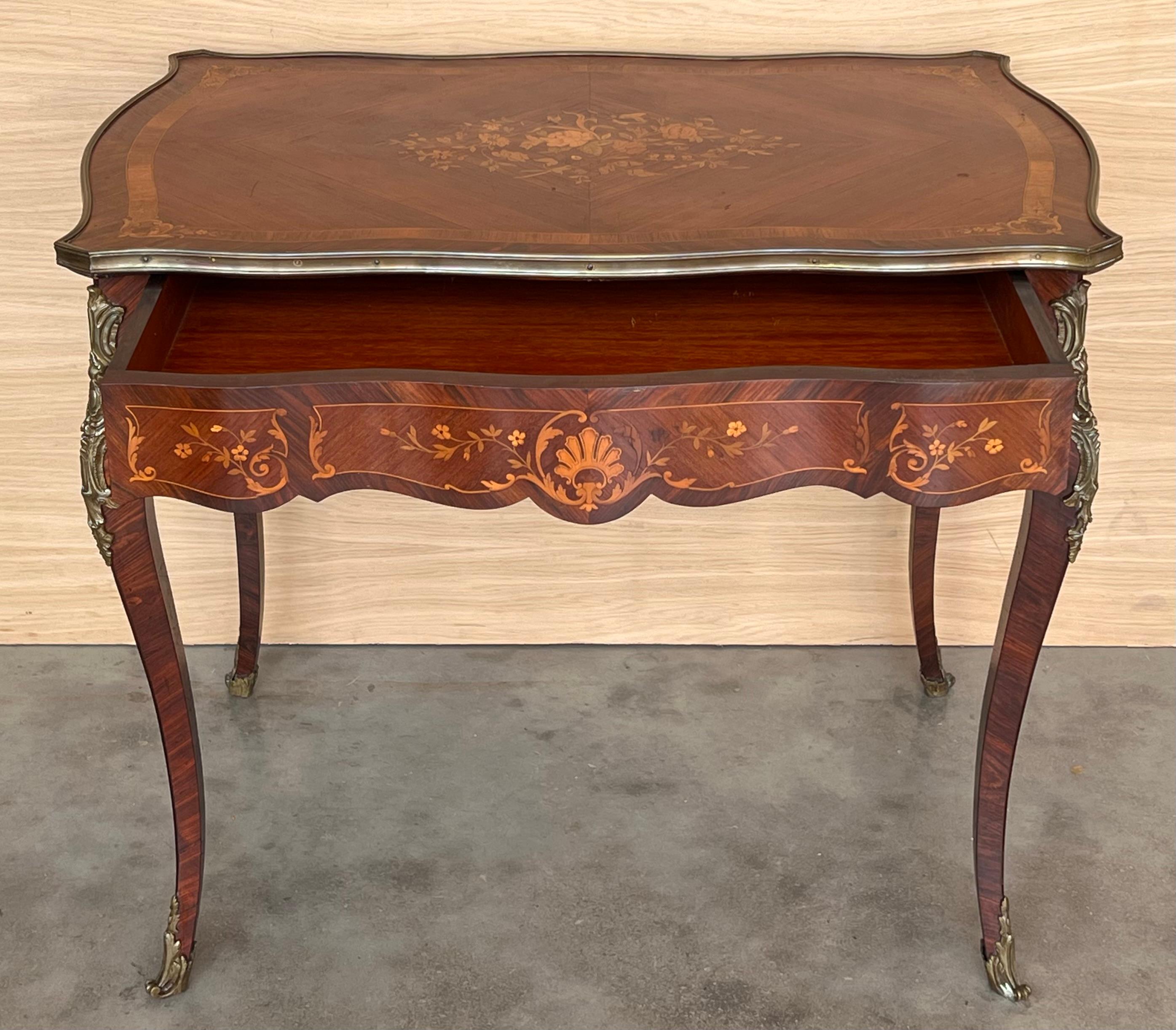 Table à écrire française du 19ème siècle en marqueterie Louis XV en vente 1