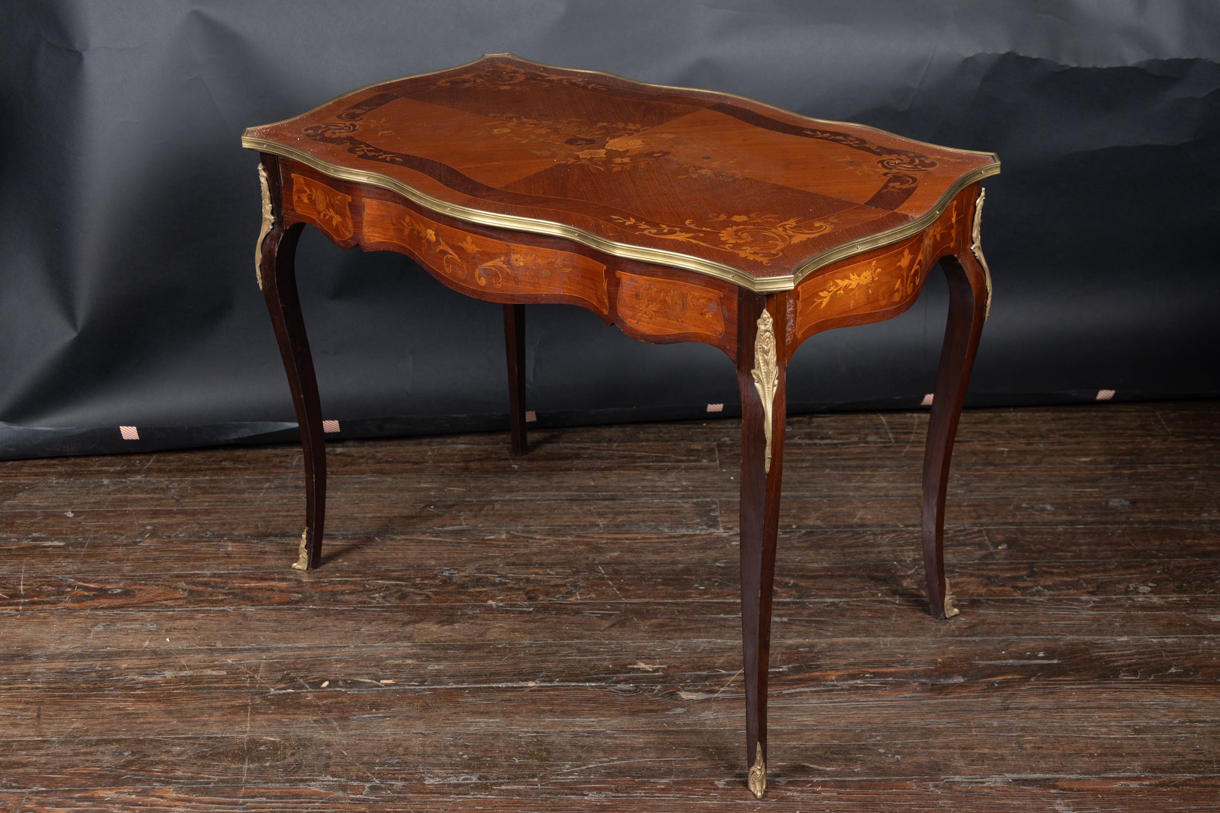 Table à écrire française du 19ème siècle en marqueterie Louis XV en vente 3