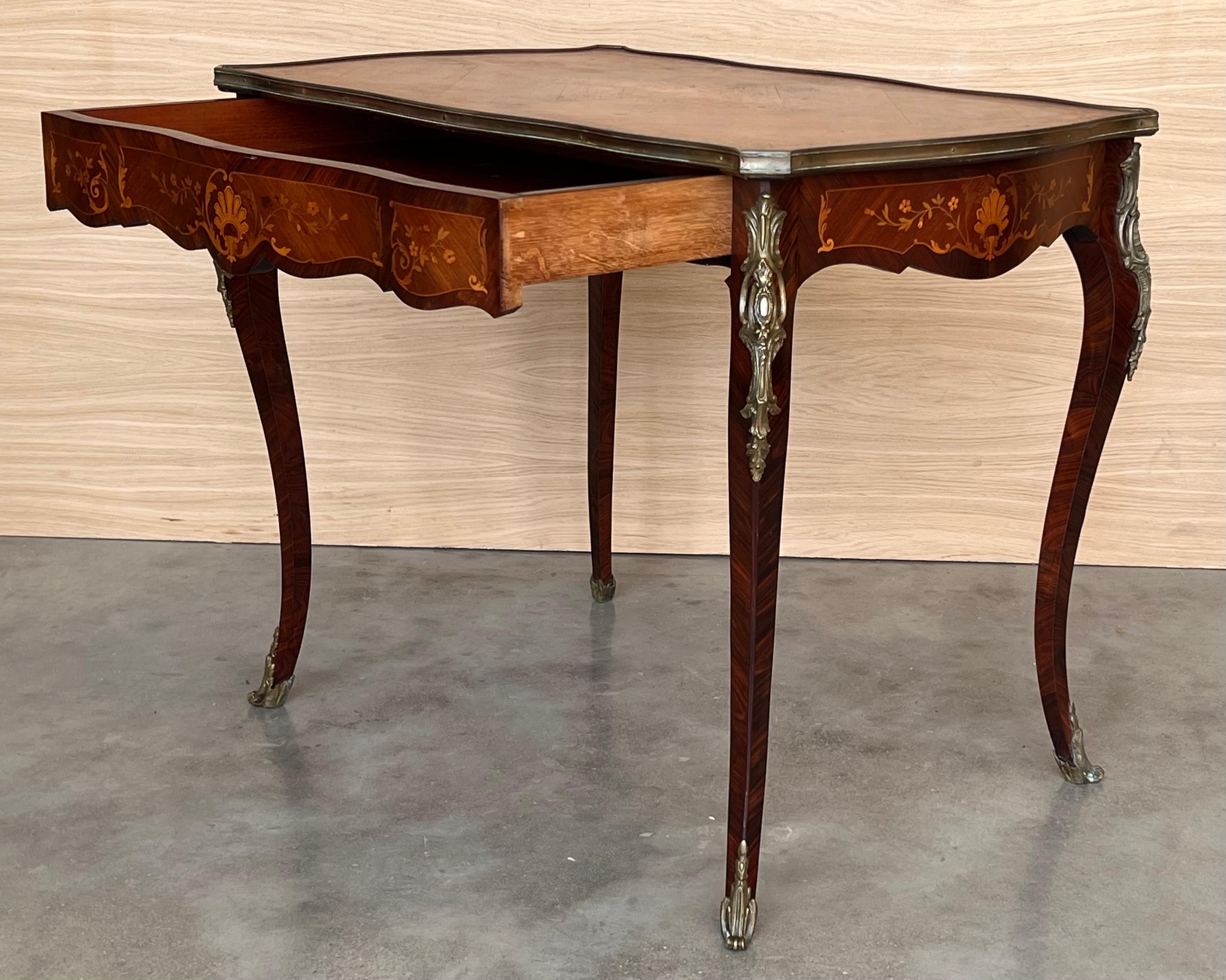 Table à écrire française du 19ème siècle en marqueterie Louis XV en vente 2