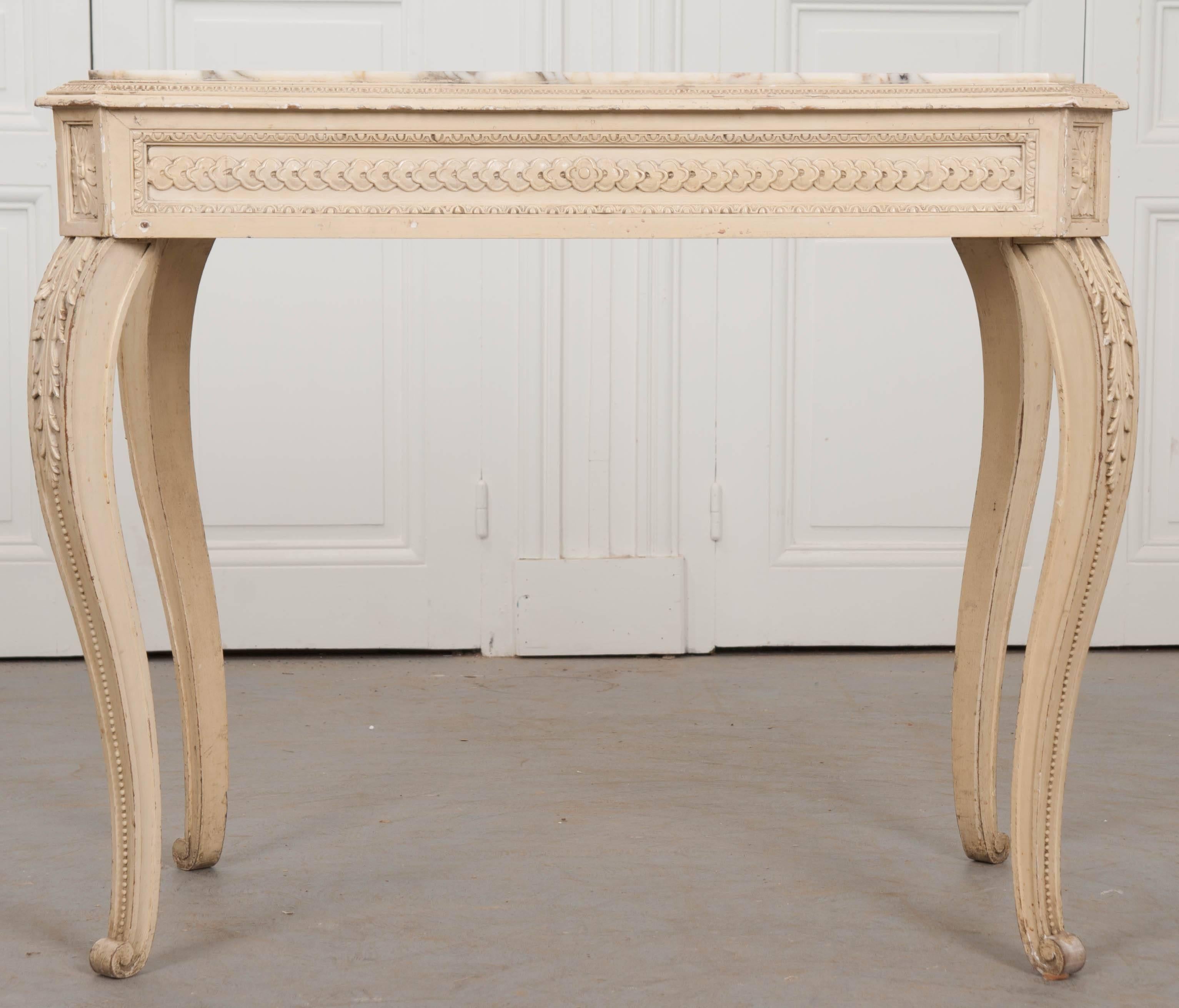 Ein sensationeller, bemalter Mitteltisch im Stil Ludwigs XV., hergestellt in Frankreich gegen Ende des 19. Der Tisch hat eine wunderschöne Platte aus Breccia-Marmor mit abgeschrägten Ecken, die zum Sockel passen, und ist mit Amethyst- und