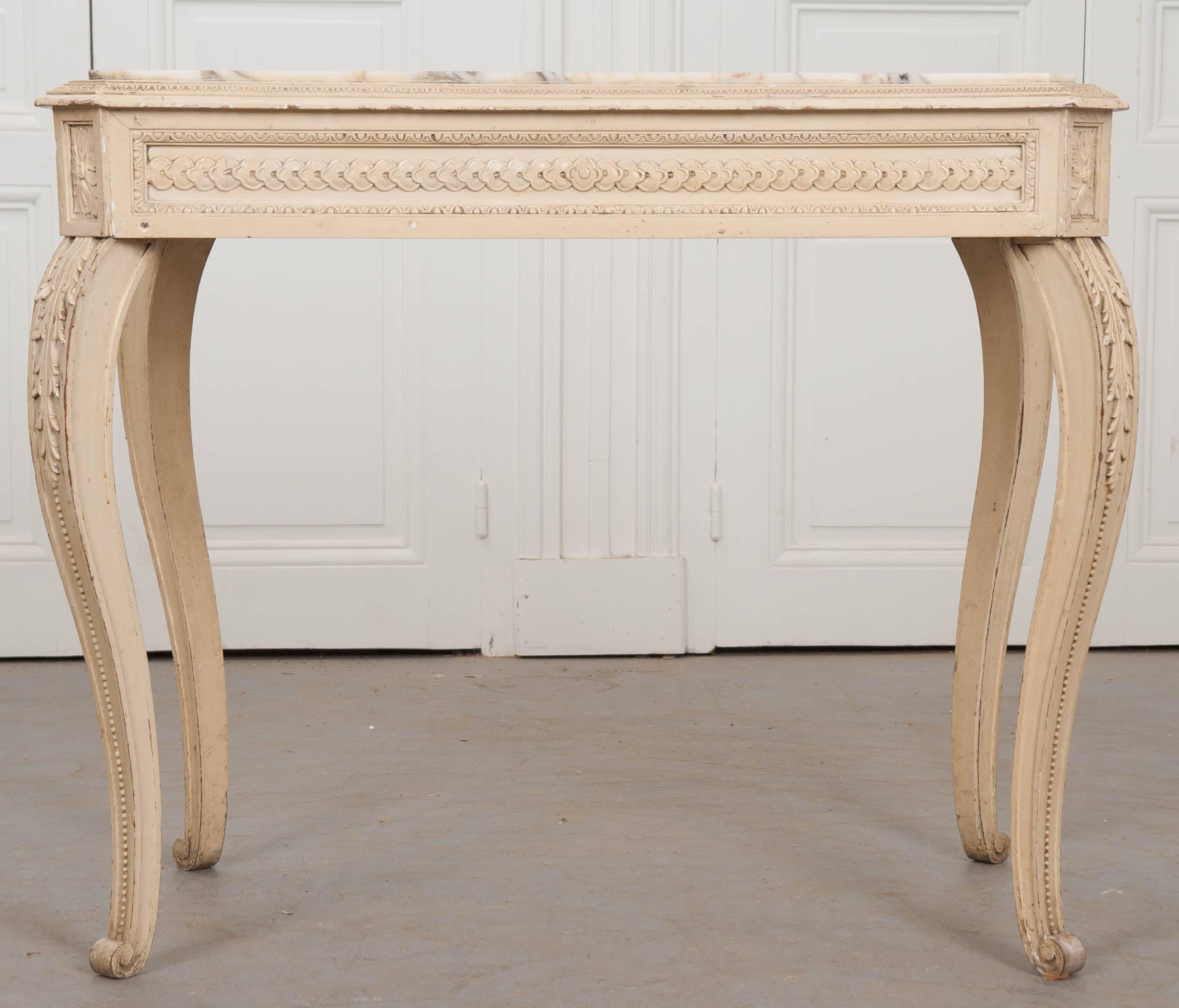 Sensacional mesa central pintada de estilo Luis XV, fabricada en Francia hacia finales del siglo XIX. La mesa tiene un magnífico tablero de mármol breccia, con esquinas inclinadas a juego con la base, y salpicado de salpicaduras de amatista y oro.