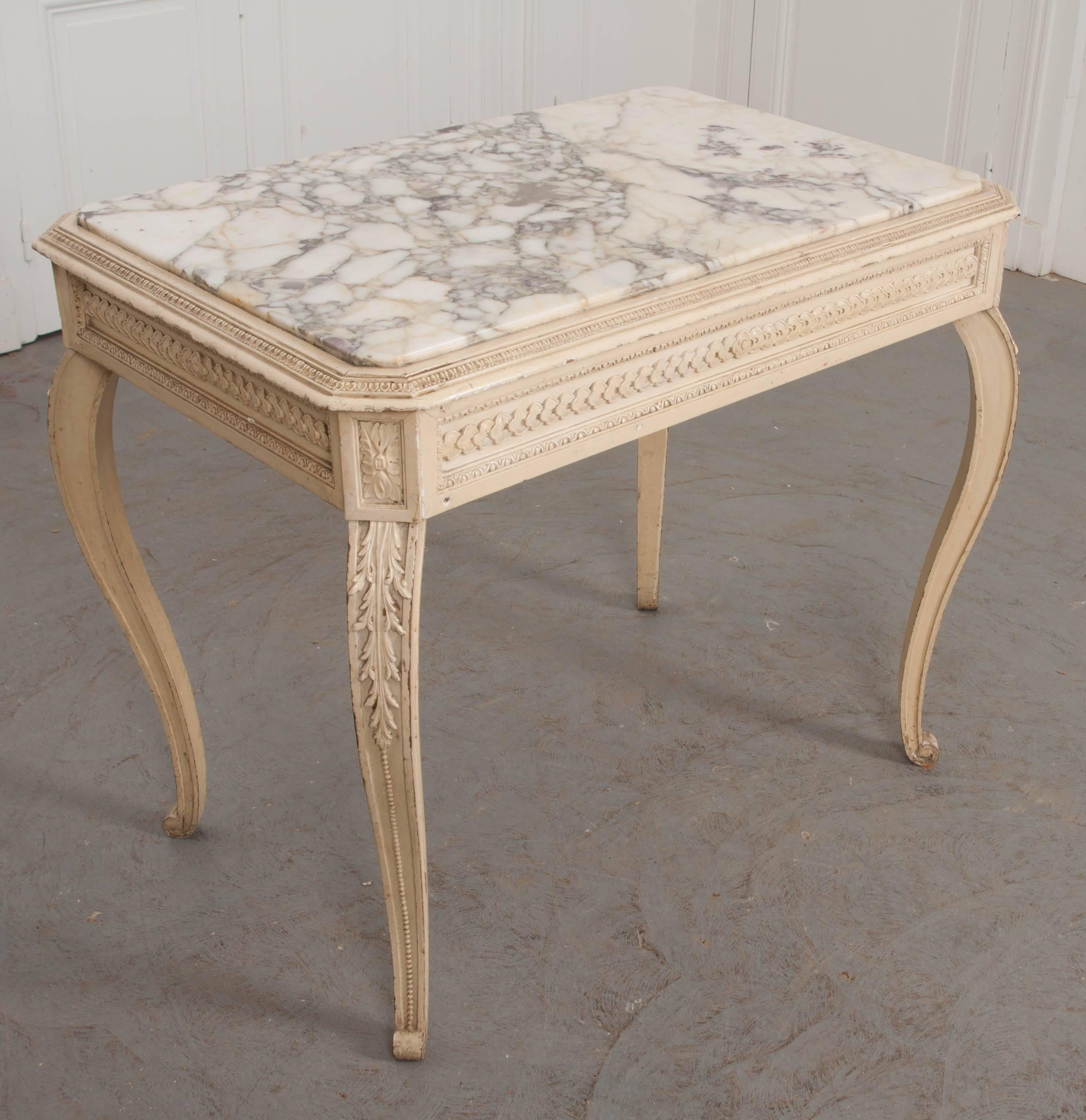 Französischer Louis-XV-Tisch mit bemalter Marmorplatte aus dem 19. Jahrhundert (Patiniert) im Angebot