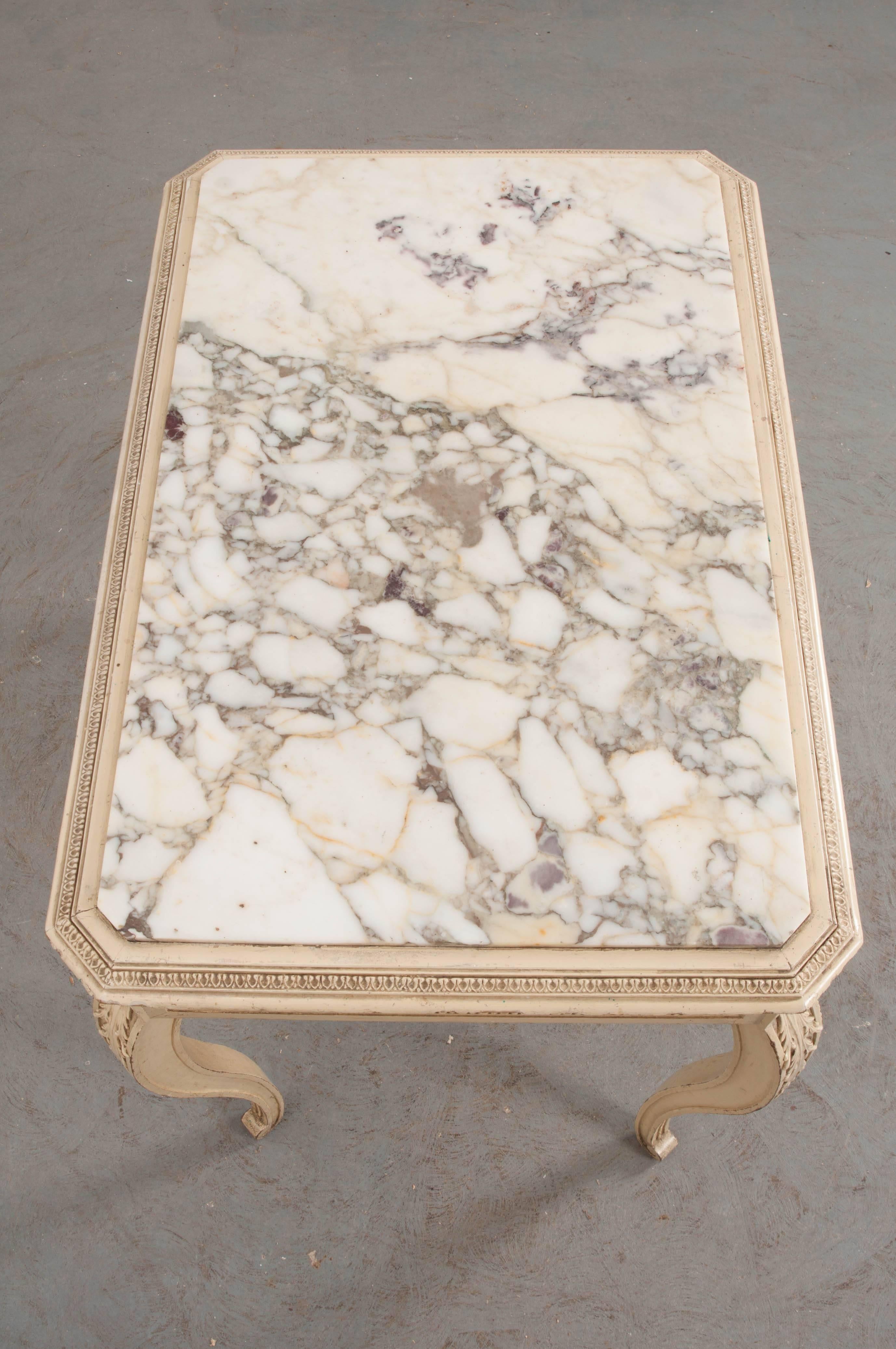 Französischer Louis-XV-Tisch mit bemalter Marmorplatte aus dem 19. Jahrhundert (Breccia-Marmor) im Angebot