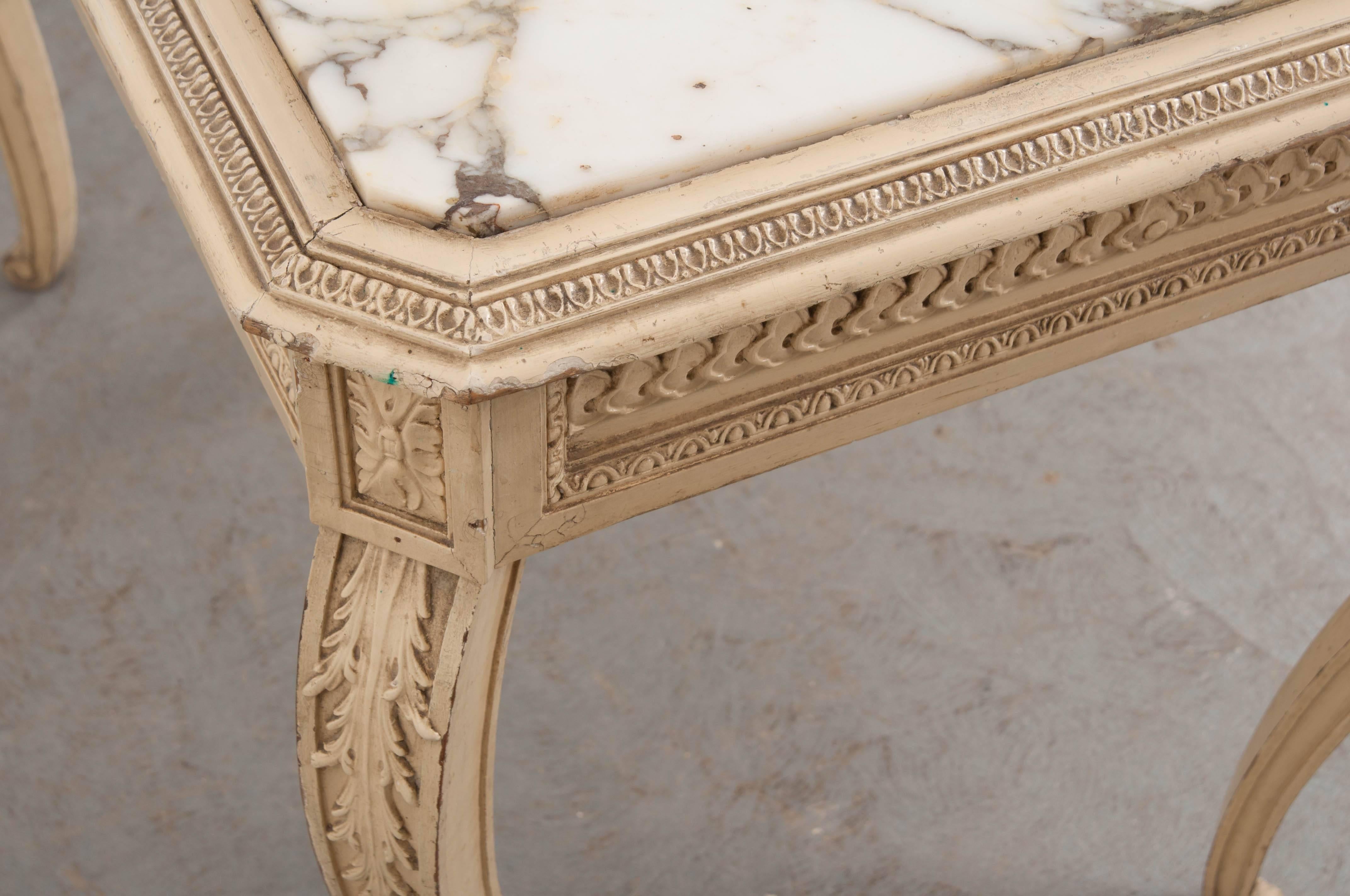 Französischer Louis-XV-Tisch mit bemalter Marmorplatte aus dem 19. Jahrhundert im Angebot 1