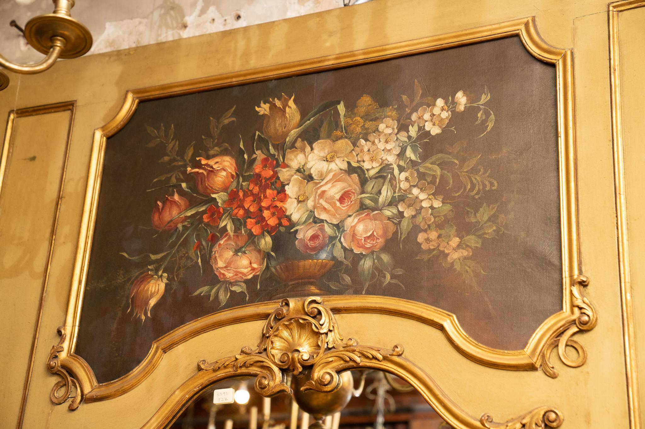 Dieser schöne französische Louis XV-Trumeau-Spiegel ist in einem schönen Grün mit einer schönen Patina bemalt und stammt aus dem 19. Jahrhundert. Das Stück ist oben mit einem reizvollen Blumenarrangement geschmückt. Das Stück weist auf beiden Seiten
