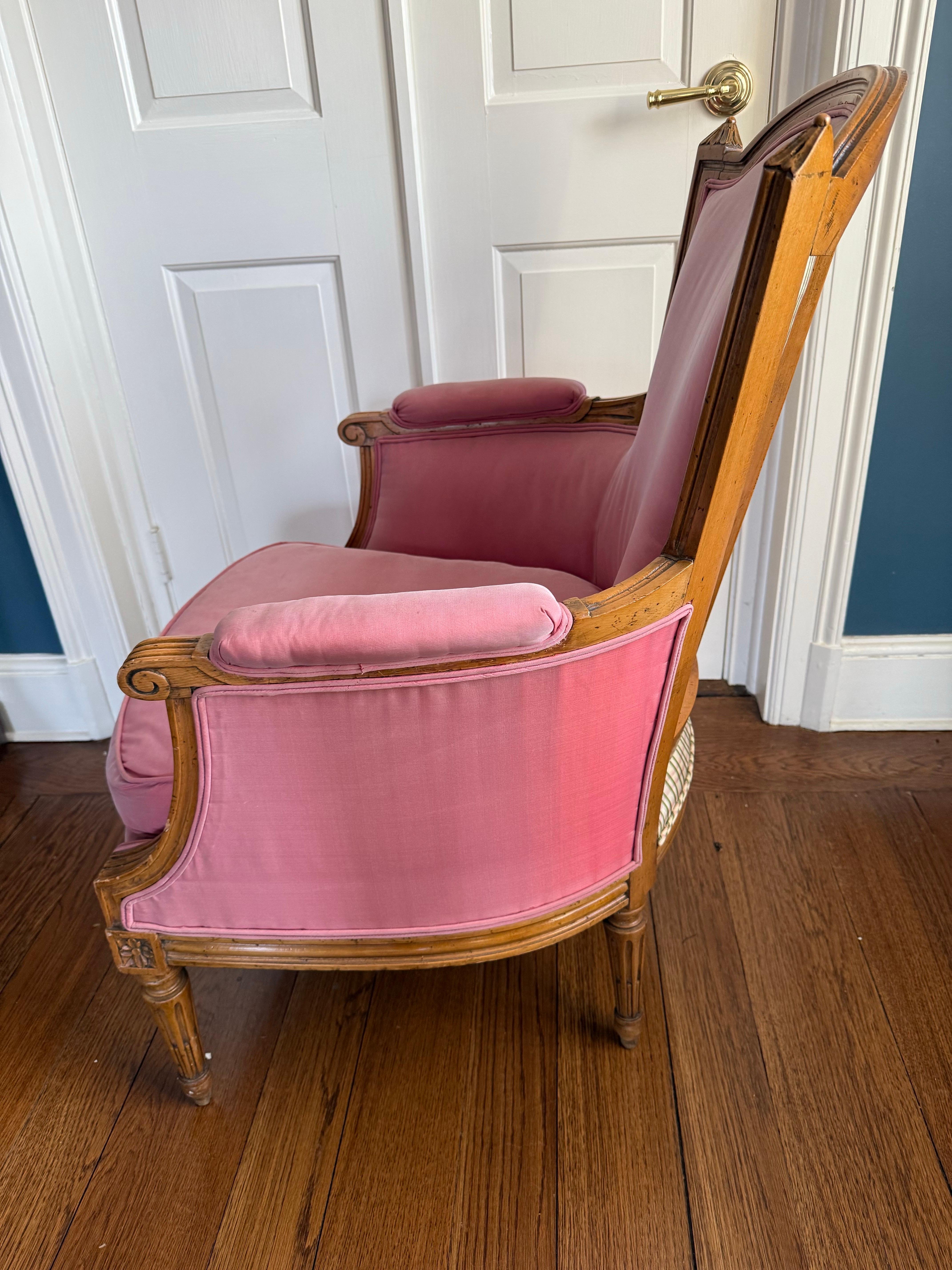 French 19th Century Louis XV Pink Silk Upholstered Armchair Chair Bergere For Sale 1