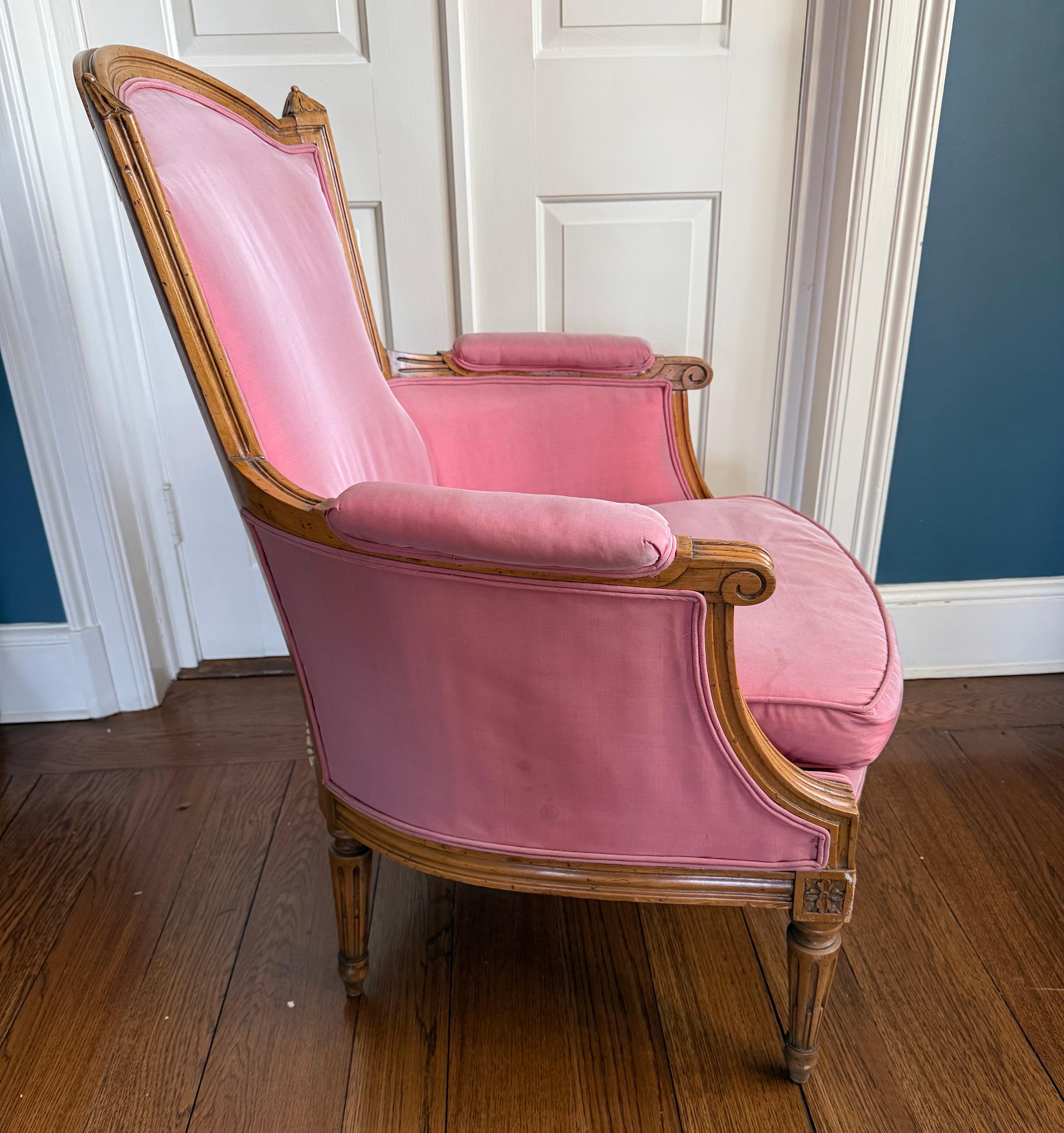 French 19th Century Louis XV Pink Silk Upholstered Armchair Chair Bergere For Sale 2