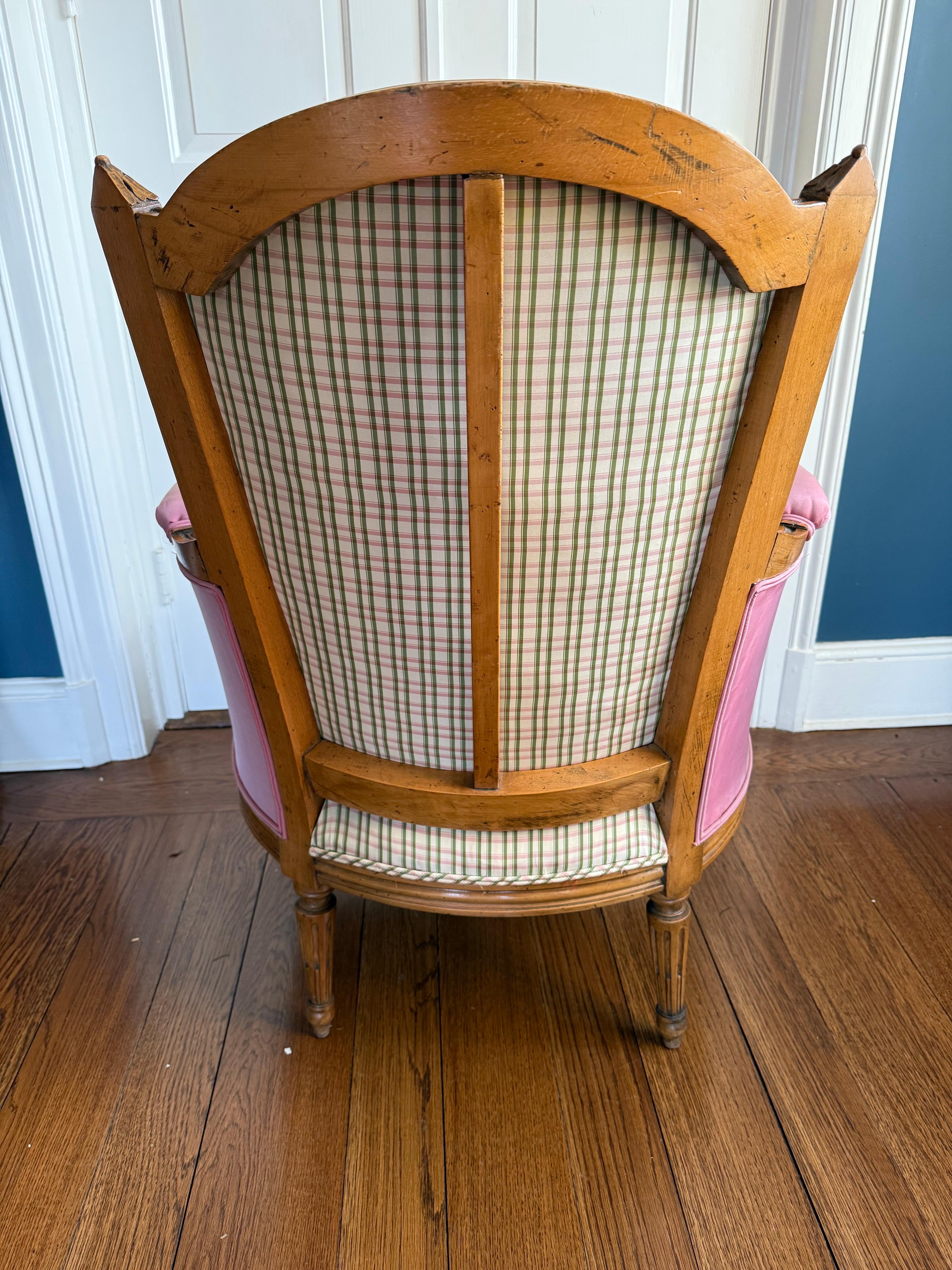 French 19th Century Louis XV Pink Silk Upholstered Armchair Chair Bergere For Sale 3