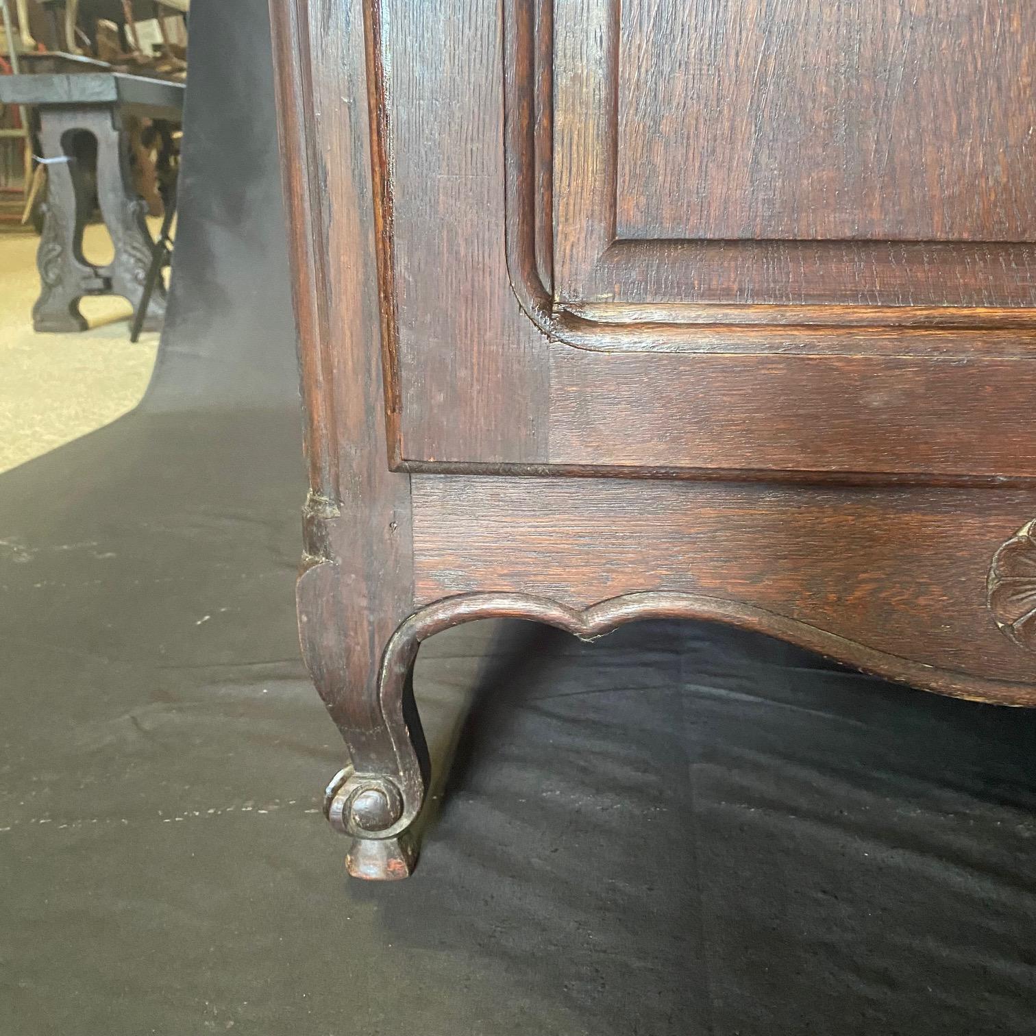 Cabinet Petite Buffet in quercia Luigi XV francese del XIX secolo In condizioni buone in vendita a Hopewell, NJ
