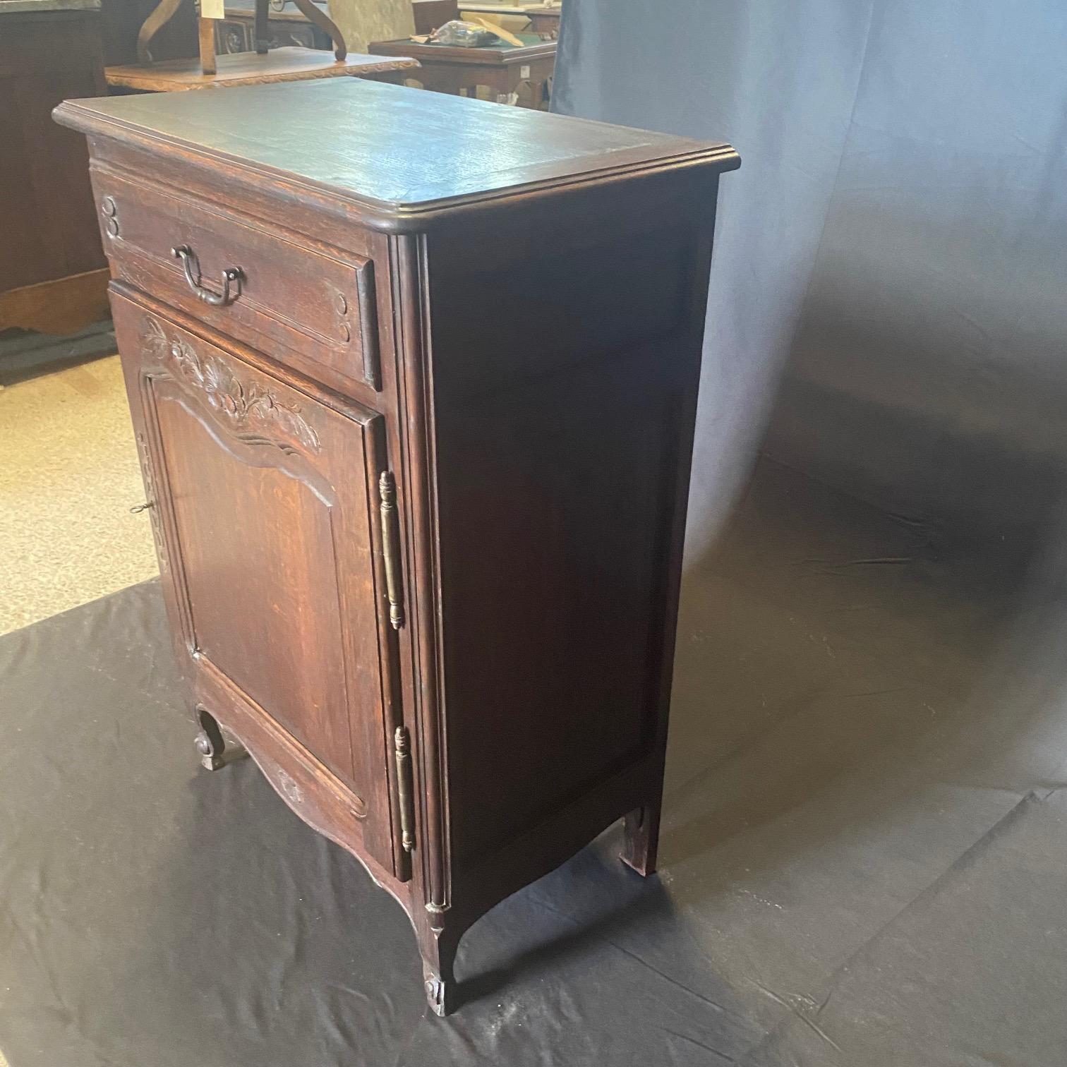 Cabinet Petite Buffet in quercia Luigi XV francese del XIX secolo in vendita 1