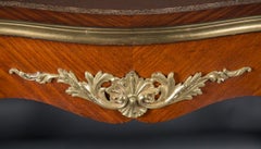 Französischer Schreibtisch aus Satinholz im Louis-XV-Stil aus dem 19. Jahrhundert mit einer Tischplatte aus Bronze und Leder