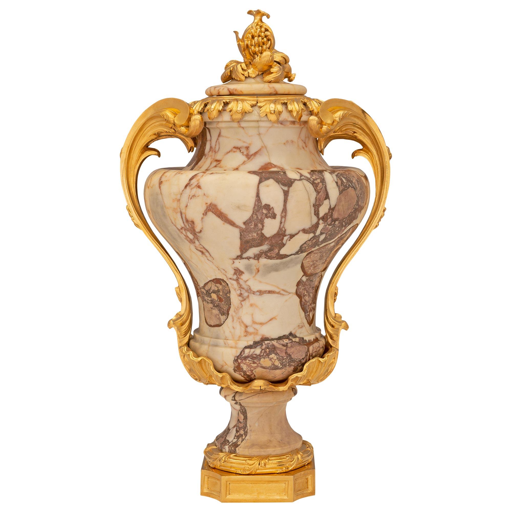 Französische Louis XV St. Brèche Violette Marmor und Ormolu Urne aus dem 19. (Louis XV.) im Angebot