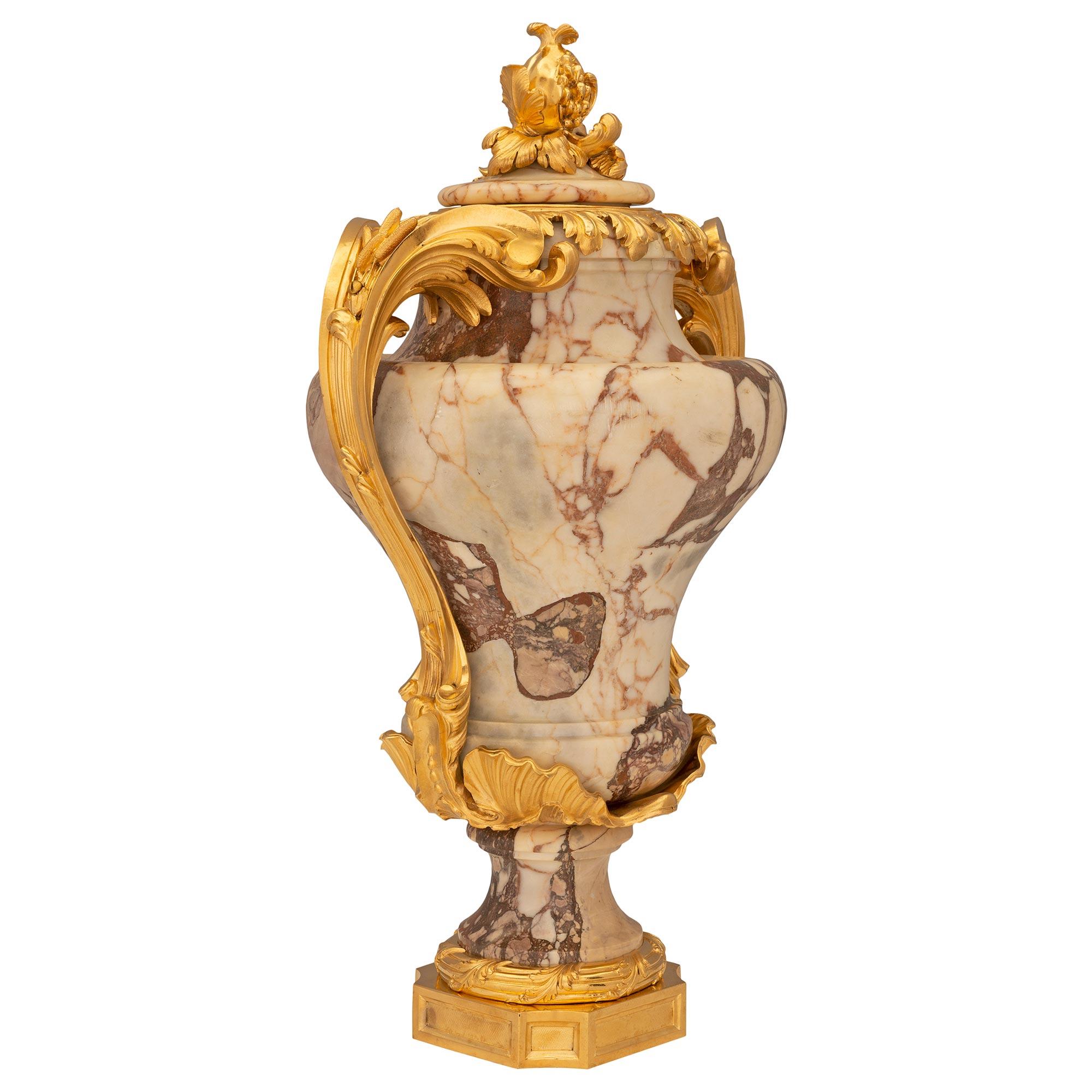 Urne de style Louis XV du 19ème siècle en marbre Violette et Ormolu. Bon état - En vente à West Palm Beach, FL