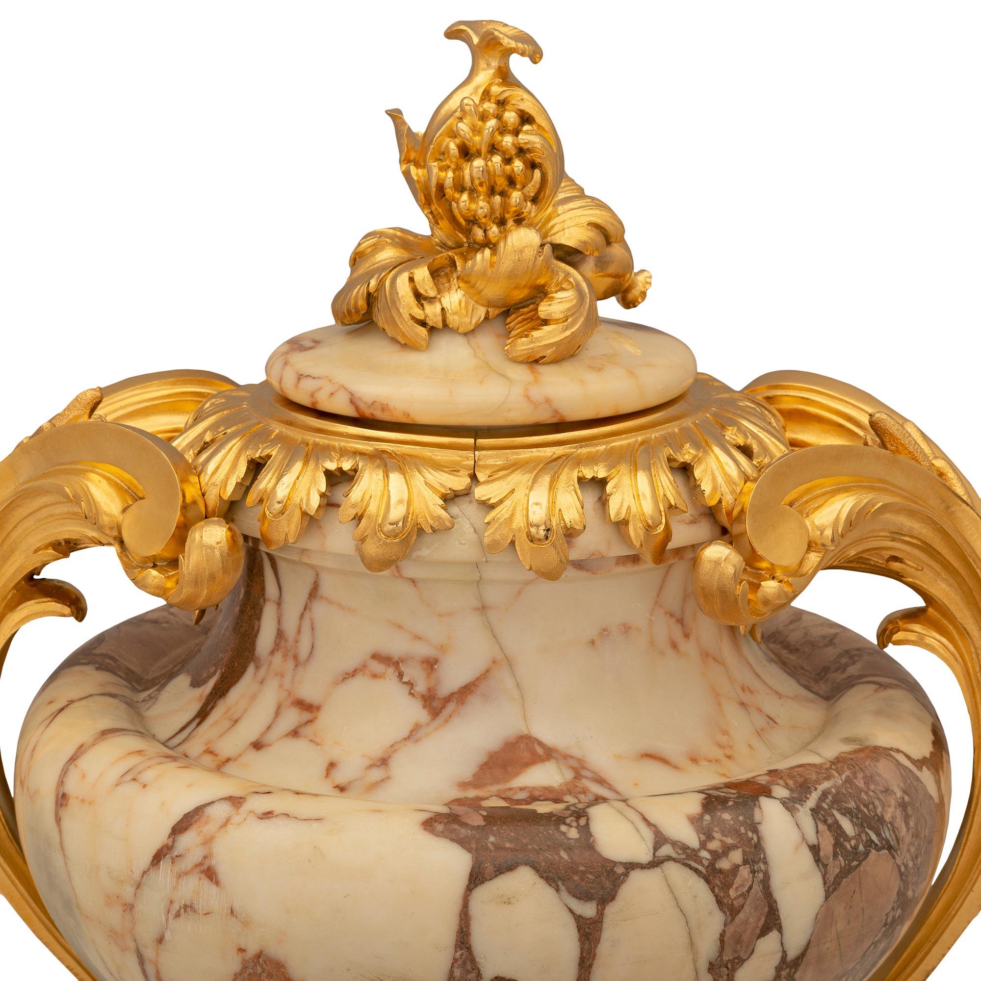 Marbre Urne de style Louis XV du 19ème siècle en marbre Violette et Ormolu. en vente