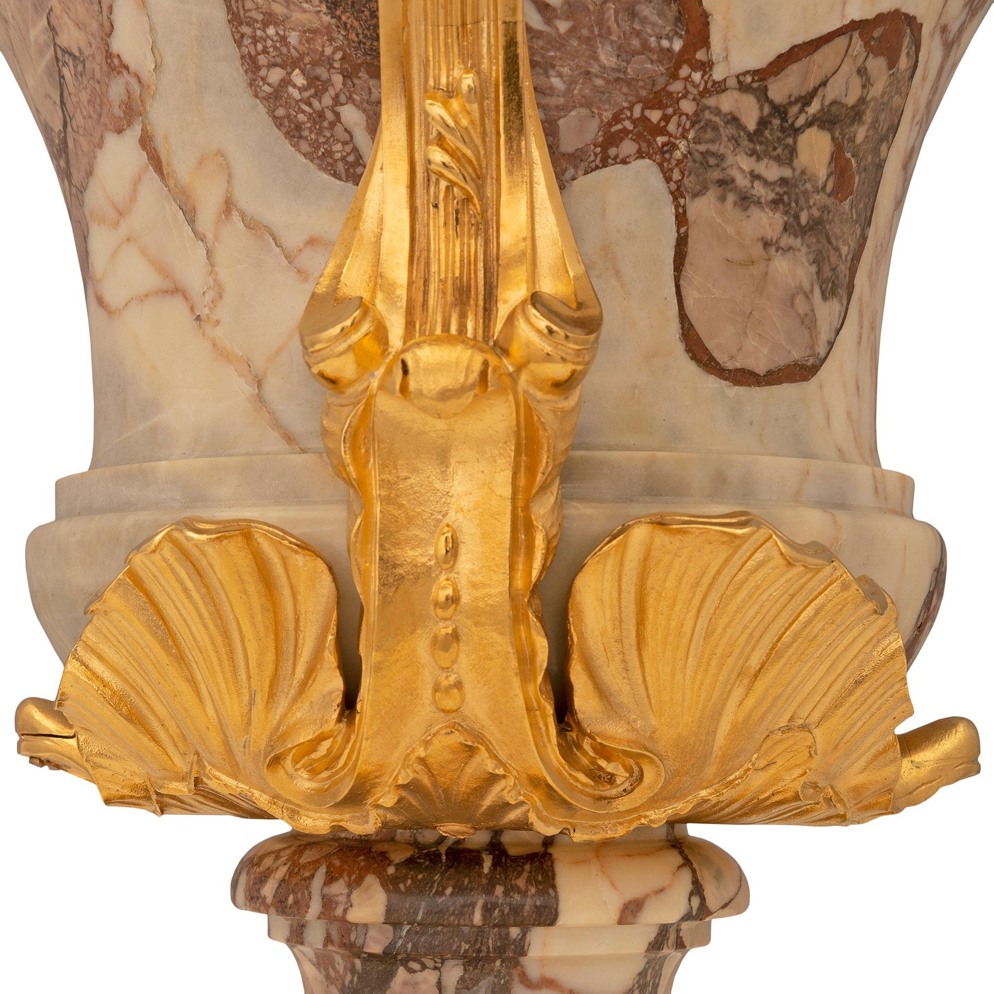 Urne de style Louis XV du 19ème siècle en marbre Violette et Ormolu. en vente 2