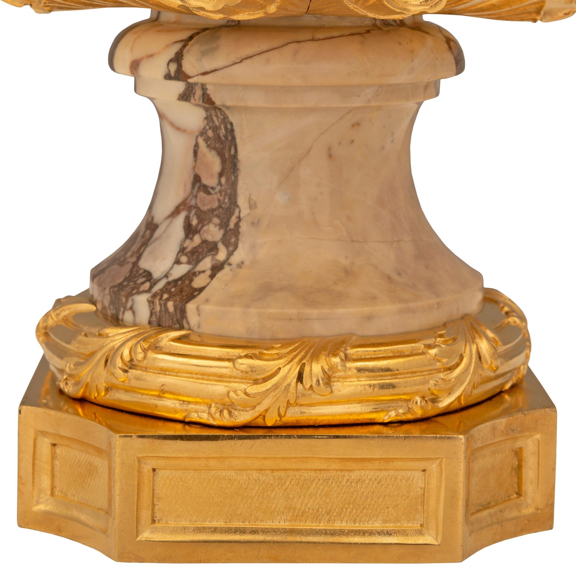 Urne de style Louis XV du 19ème siècle en marbre Violette et Ormolu. en vente 3