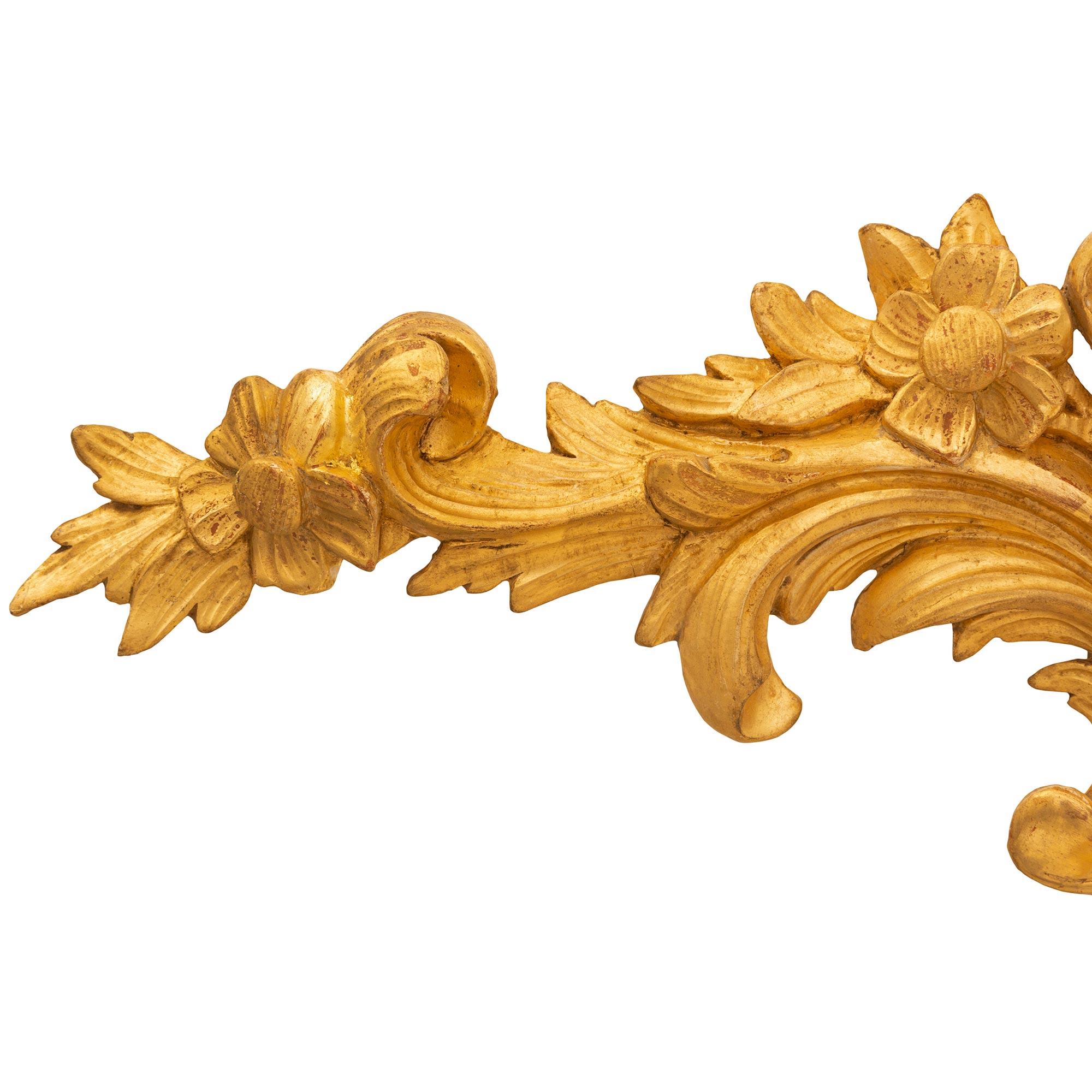 Bois doré Plaques murales en bois doré sculpté de style Louis XV du XIXe siècle en vente
