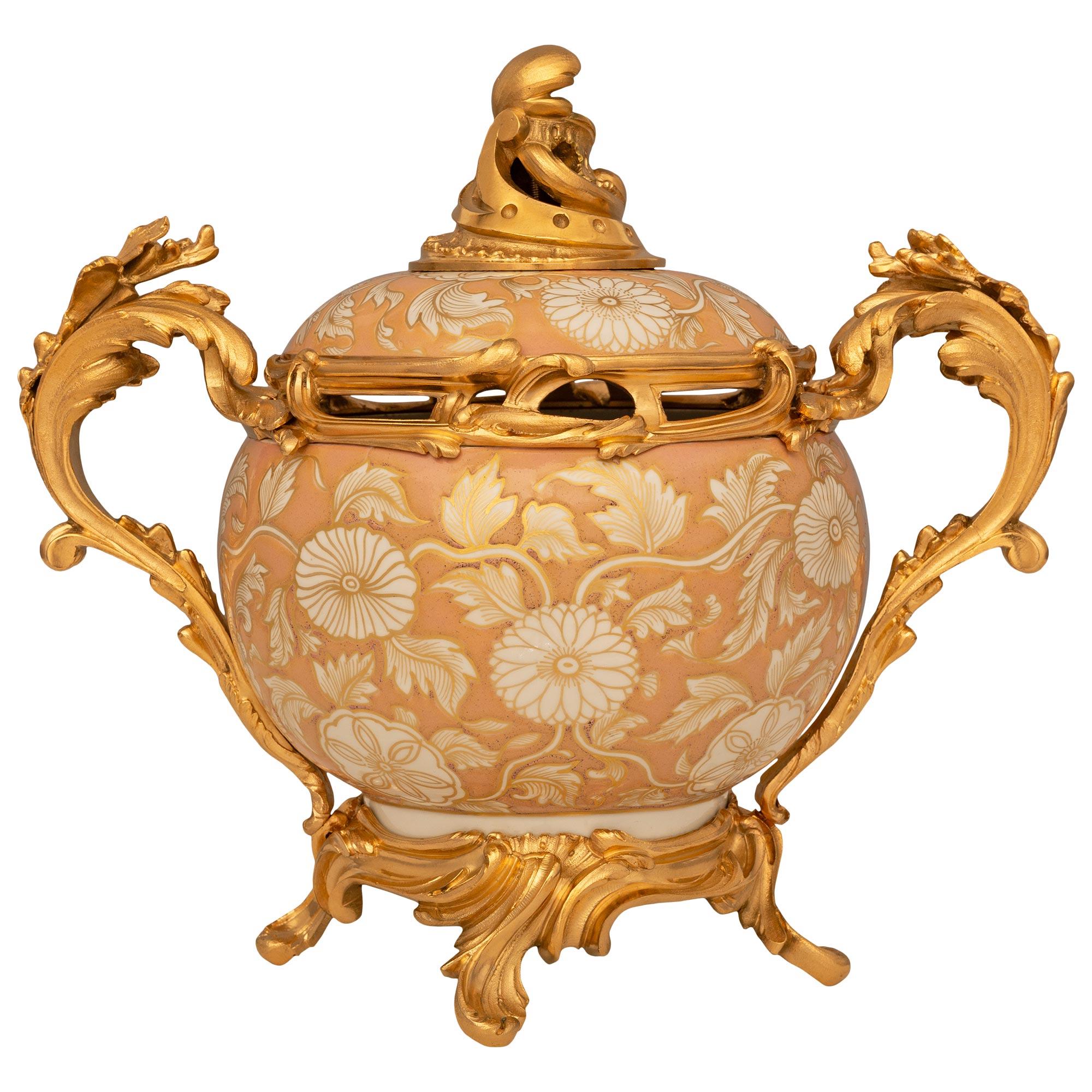 French 19th Century Louis XV St. Chinese Export Porcelain And Ormolu Lidded Urn For Sale 8