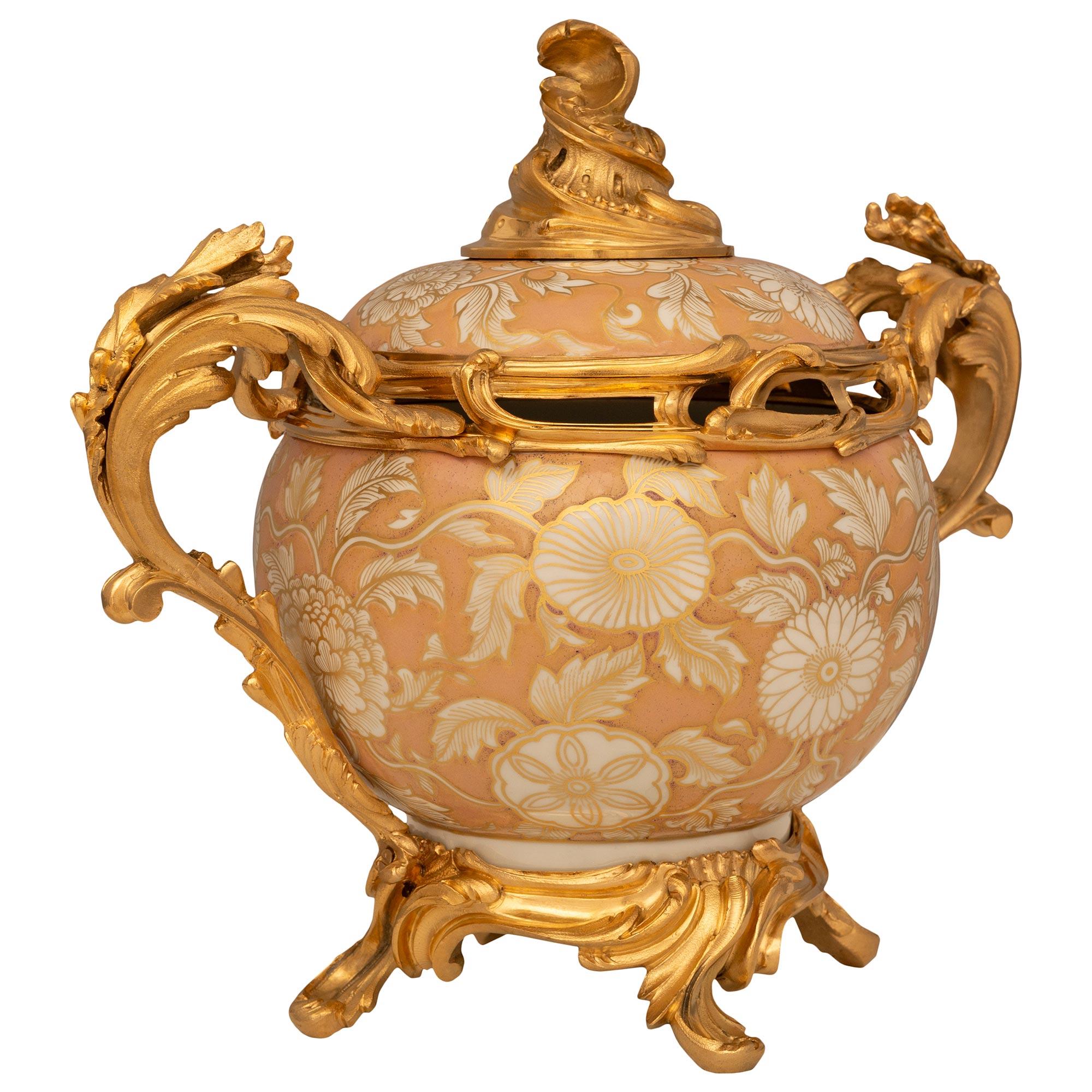 French 19th Century Louis XV St. Chinese Export Porcelain And Ormolu Lidded Urn In Good Condition For Sale In West Palm Beach, FL