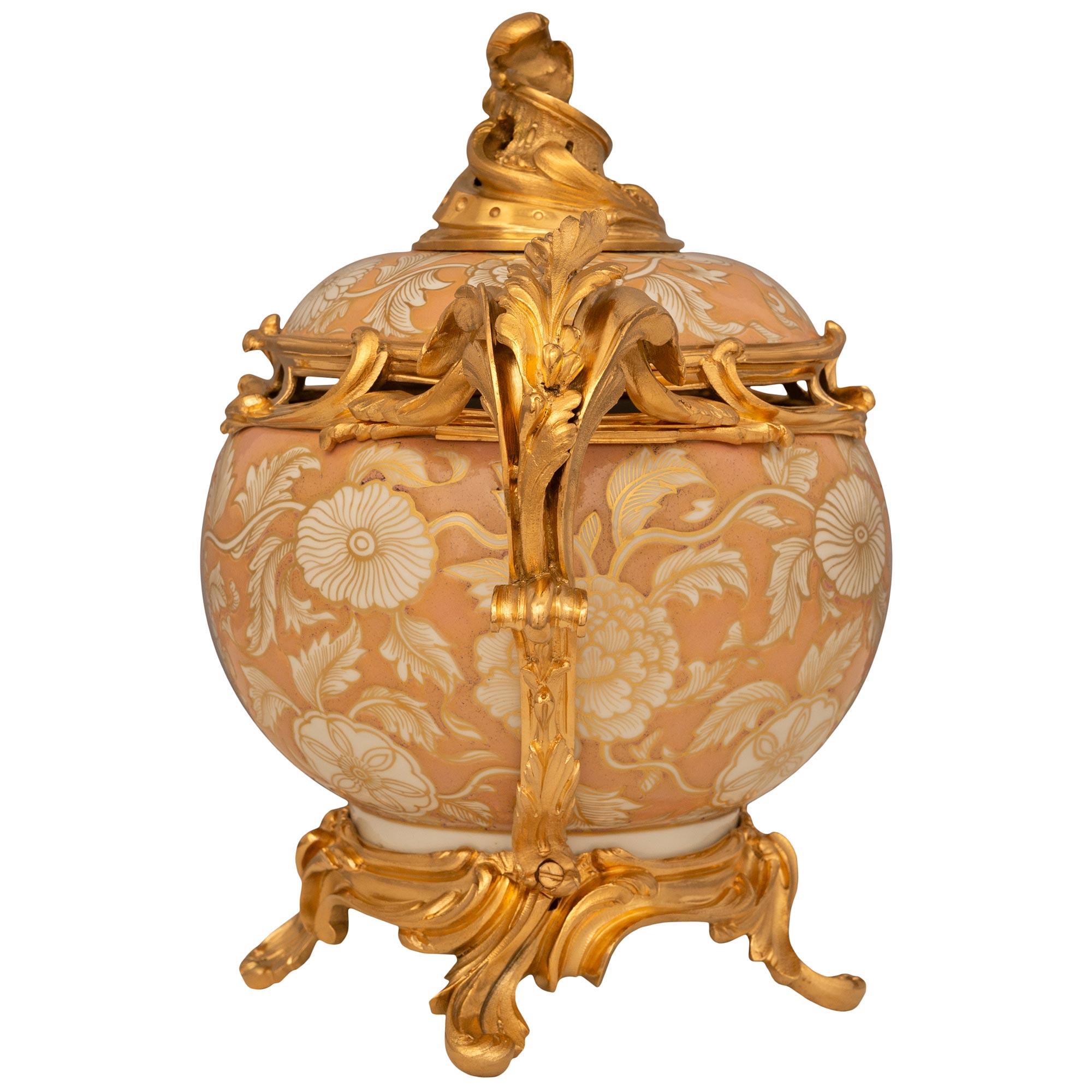 Französische Urne aus chinesischem Exportporzellan und Goldbronze mit Deckel, Louis XV.-Stil, 19. Jahrhundert (Porzellan) im Angebot