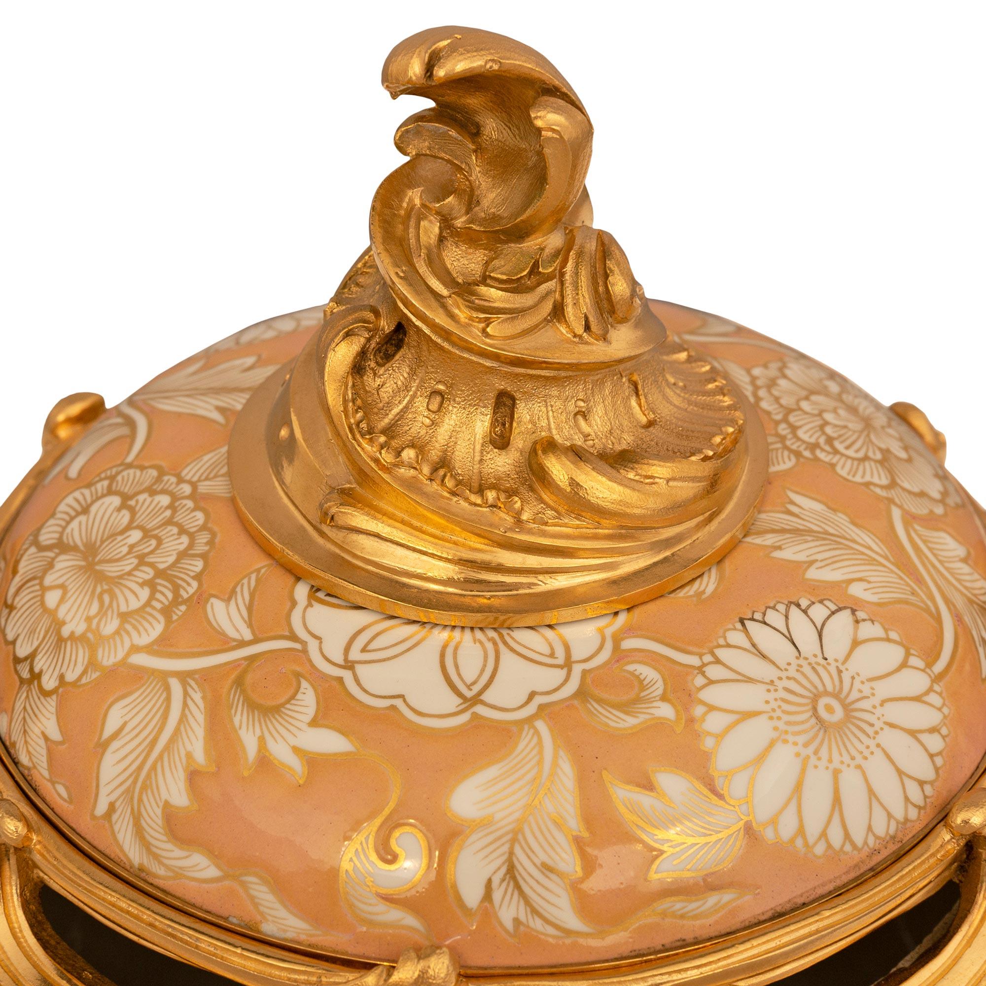 French 19th Century Louis XV St. Chinese Export Porcelain And Ormolu Lidded Urn For Sale 2
