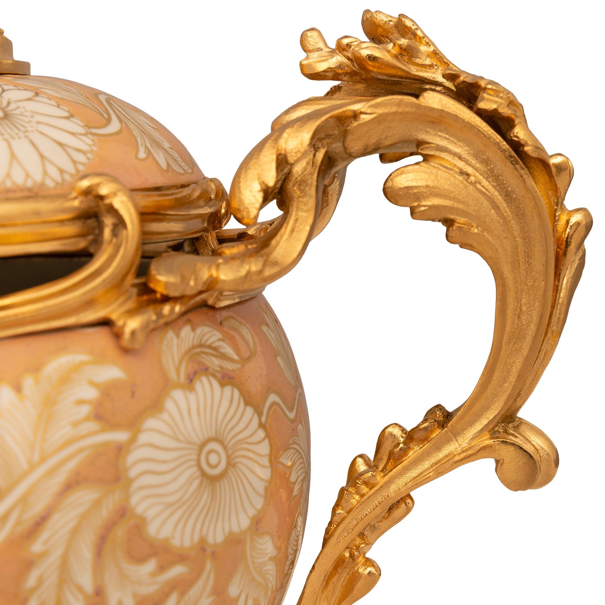 French 19th Century Louis XV St. Chinese Export Porcelain And Ormolu Lidded Urn For Sale 5