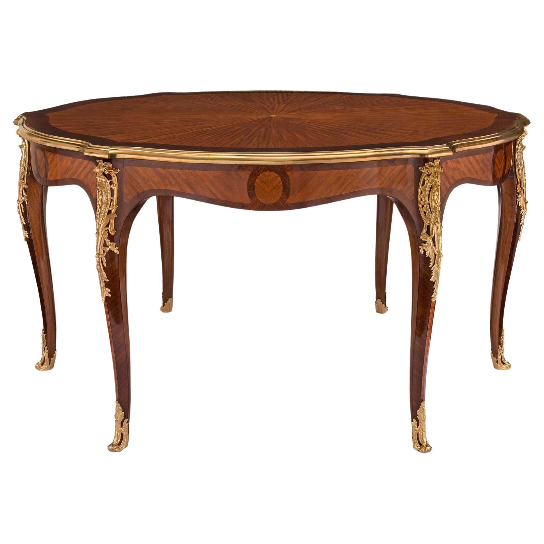 Table de salle à manger ou de centre de table Louis XV du XIXe siècle français en vente