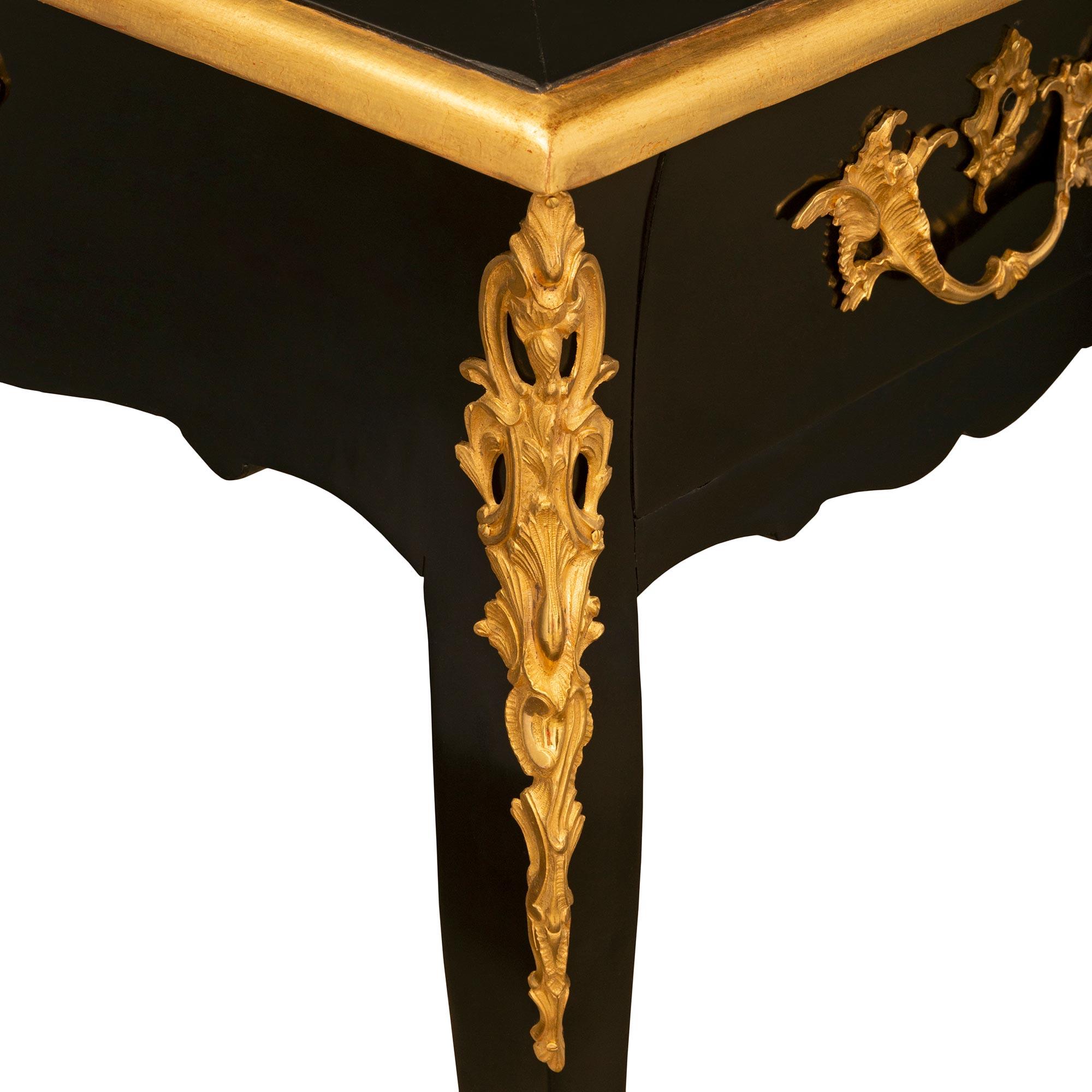 Louis XV.-Schreibtisch aus ebonisiertem Obstholz und Goldbronze, 19. Jahrhundert (Leder) im Angebot