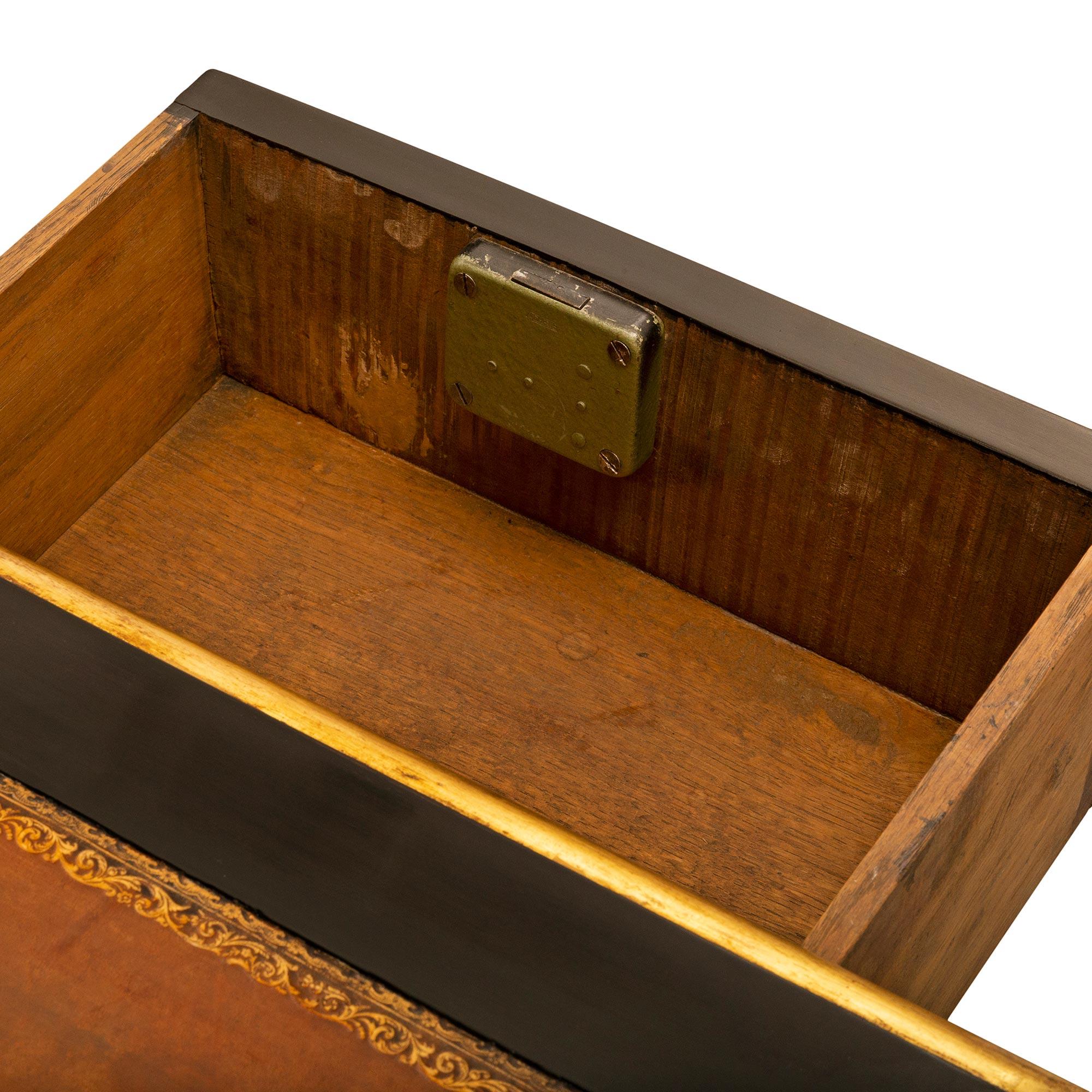Louis XV.-Schreibtisch aus ebonisiertem Obstholz und Goldbronze, 19. Jahrhundert im Angebot 3