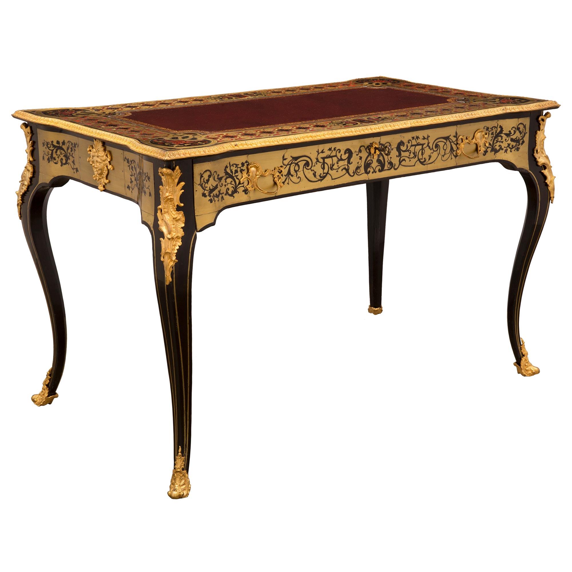 Französisch 19. Jahrhundert Louis XV St. Ebenholz, Schildpatt, Messing, und Leder-Schreibtisch (Louis XV.) im Angebot