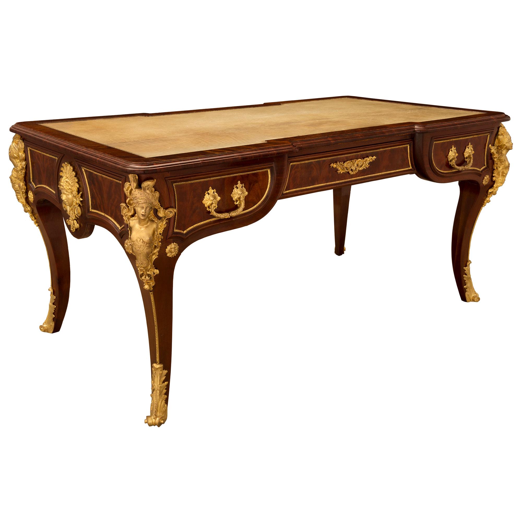 French 19th Century Louis XV Style Flamed Mahogany and Ormolu Bureau Plat Desk In Good Condition For Sale In West Palm Beach, FL