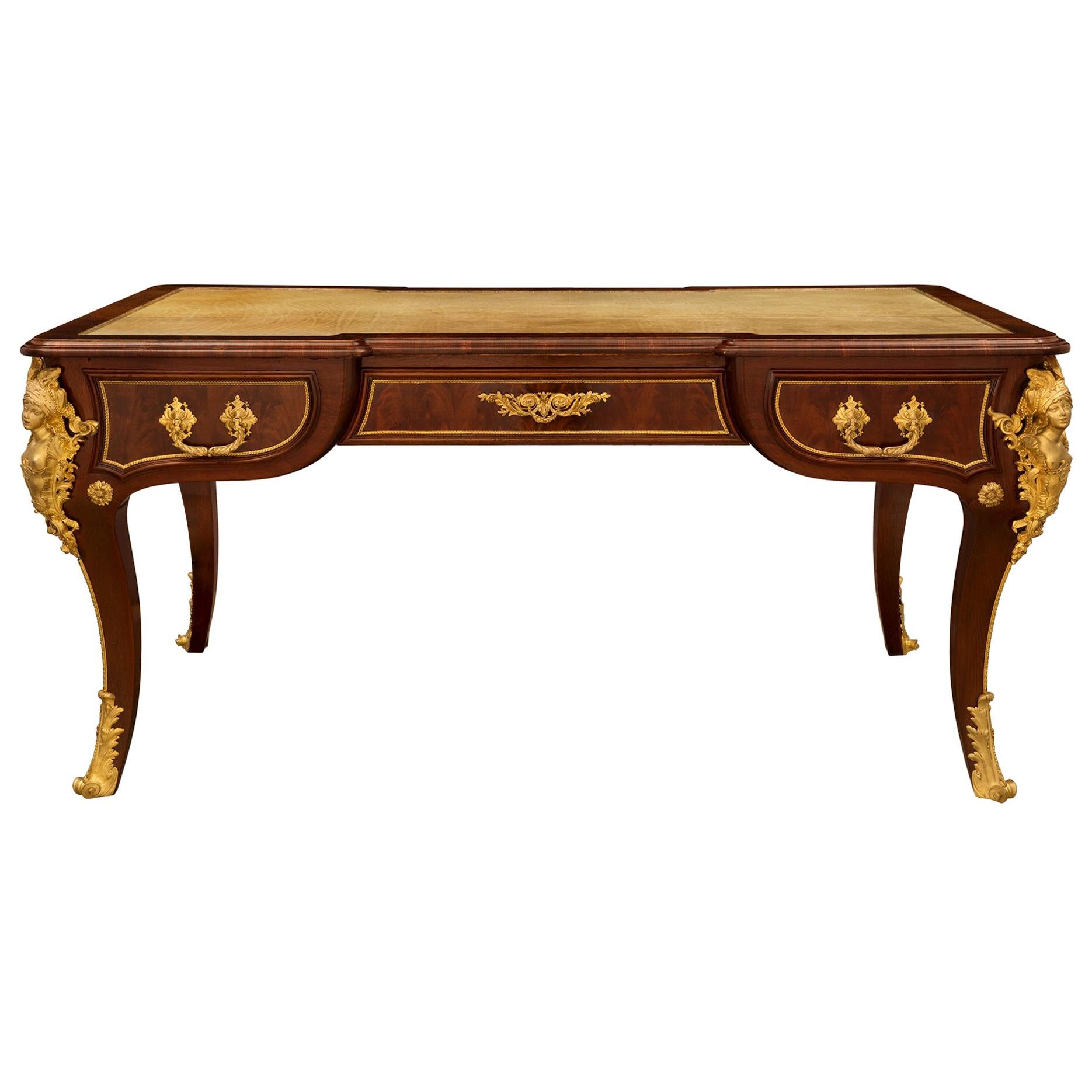 Scrivania francese del XIX secolo in stile Luigi XV in mogano fiammato e ormolu