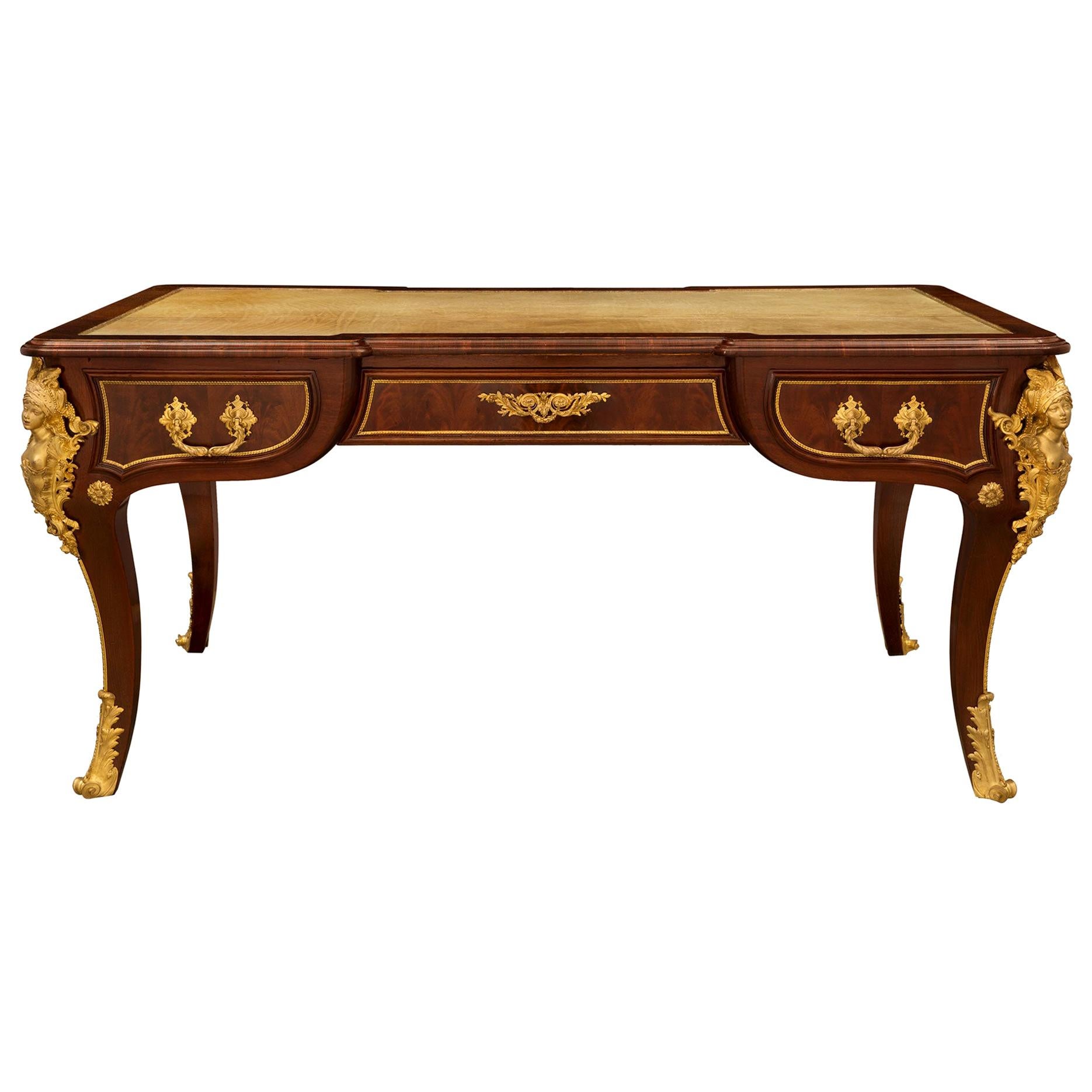 Bureau plat en acajou flammé et bronze doré de style Louis XV du 19ème siècle français