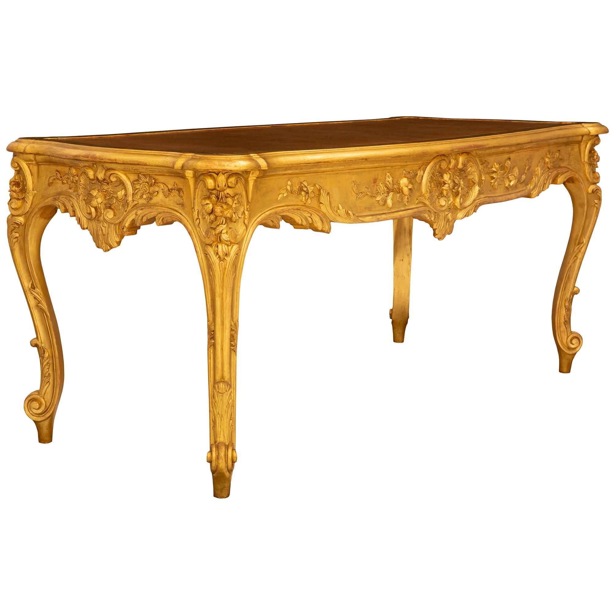 Français Table centrale/de bureau en bois doré et cuir de style Louis XV du 19e siècle en vente
