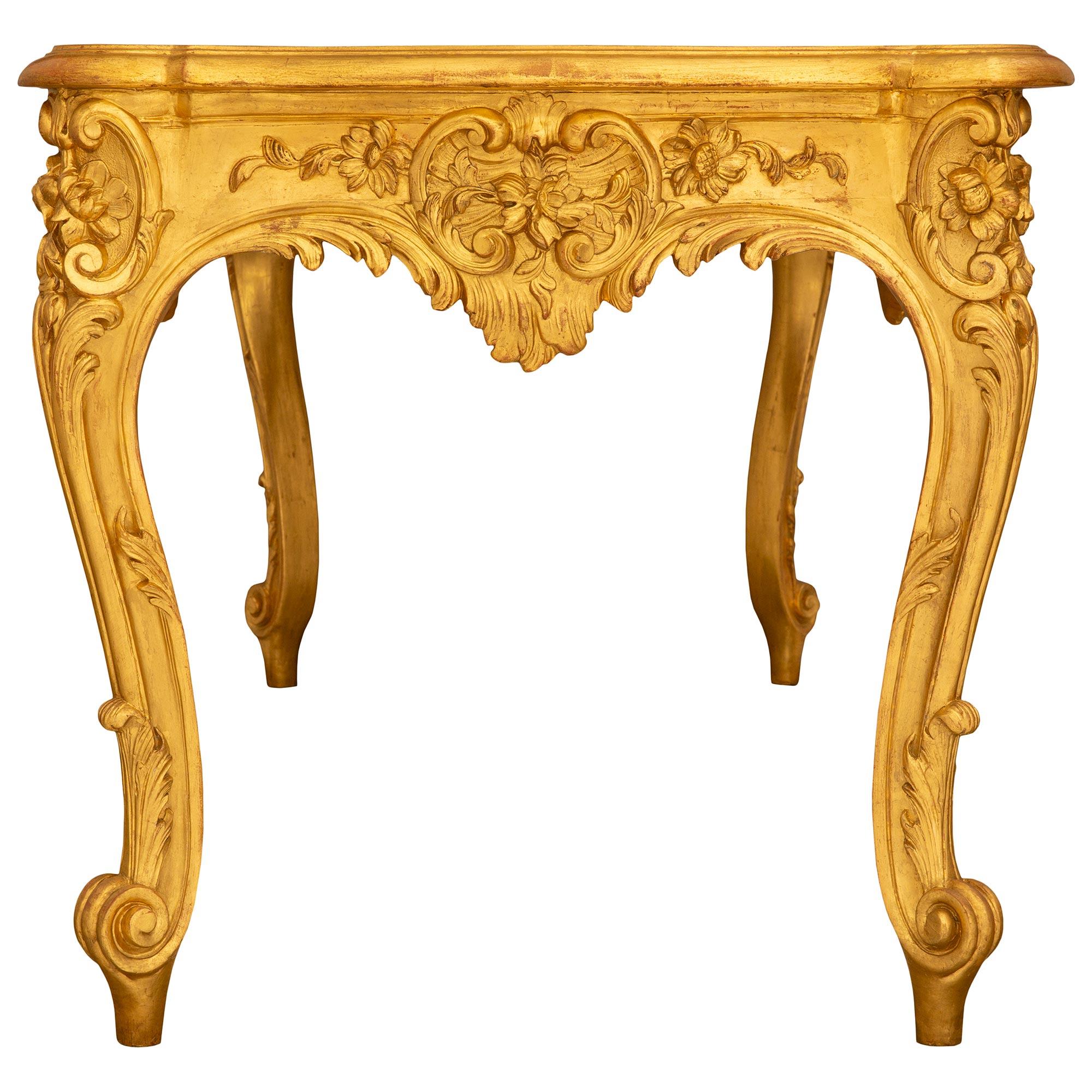 Table centrale/de bureau en bois doré et cuir de style Louis XV du 19e siècle Bon état - En vente à West Palm Beach, FL