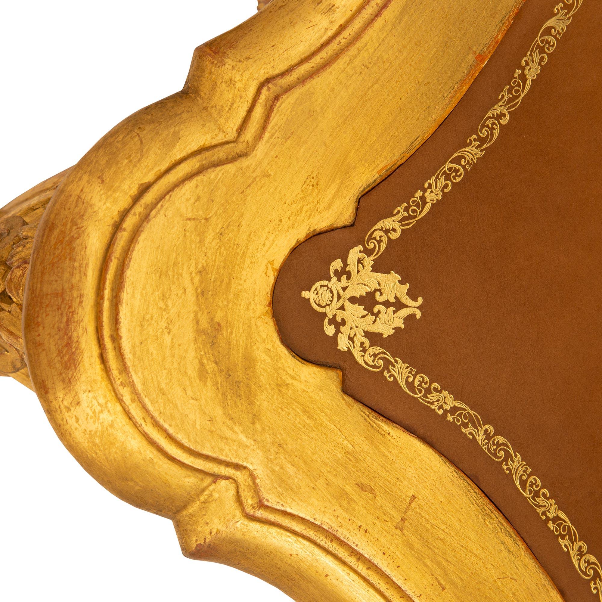 XIXe siècle Table centrale/de bureau en bois doré et cuir de style Louis XV du 19e siècle en vente