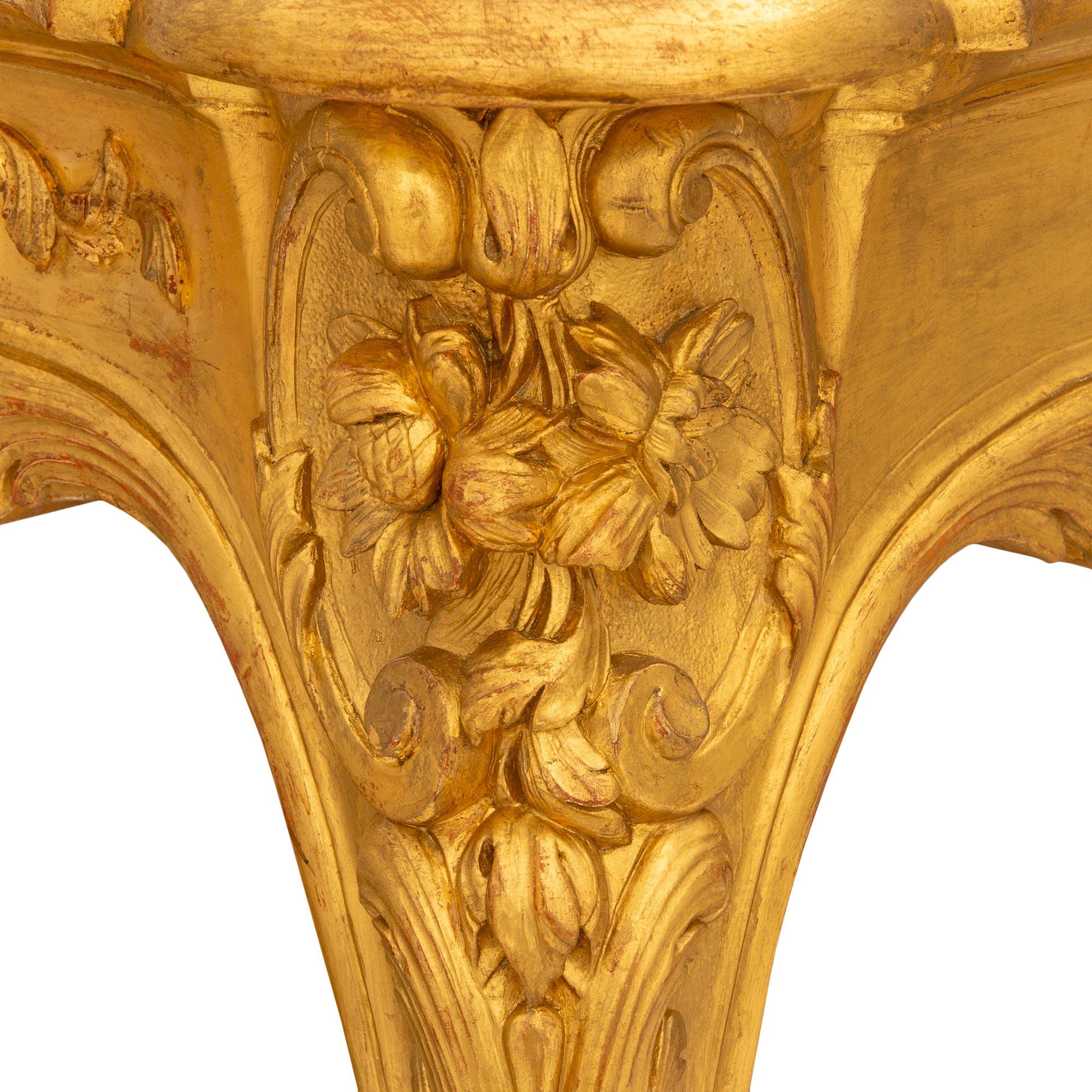Cuir Table centrale/de bureau en bois doré et cuir de style Louis XV du 19e siècle en vente