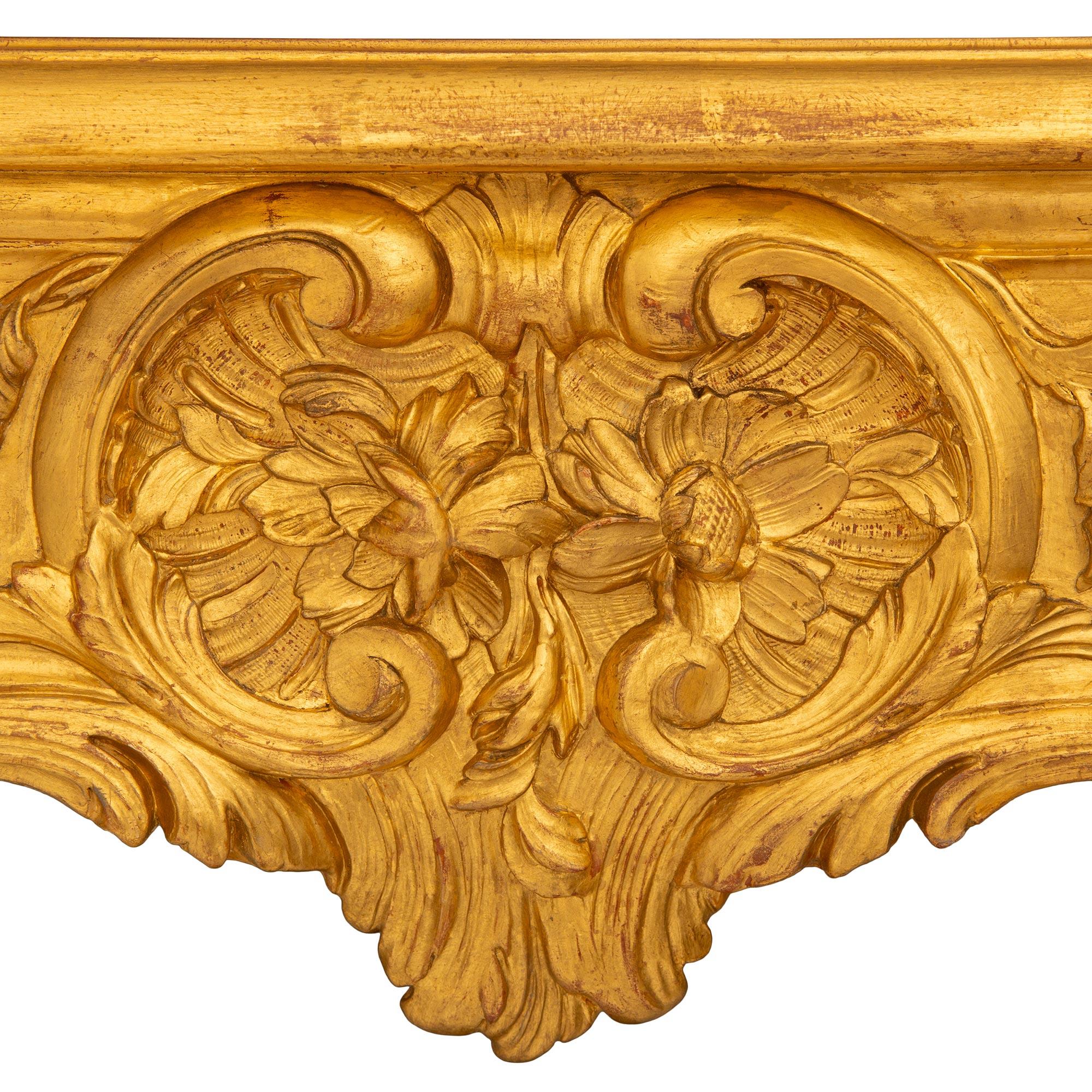 Table centrale/de bureau en bois doré et cuir de style Louis XV du 19e siècle en vente 1