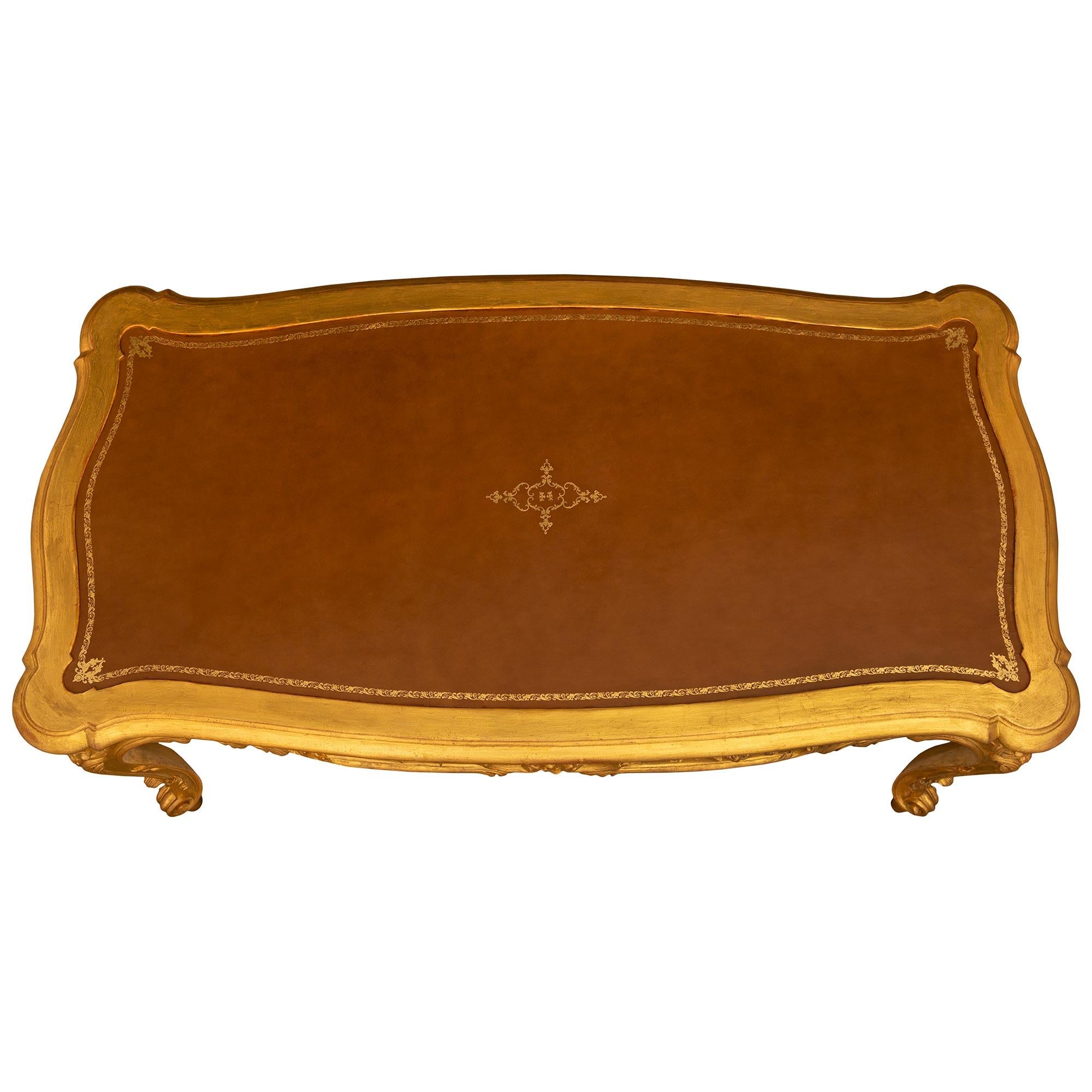 Table centrale/de bureau en bois doré et cuir de style Louis XV du 19e siècle en vente 3