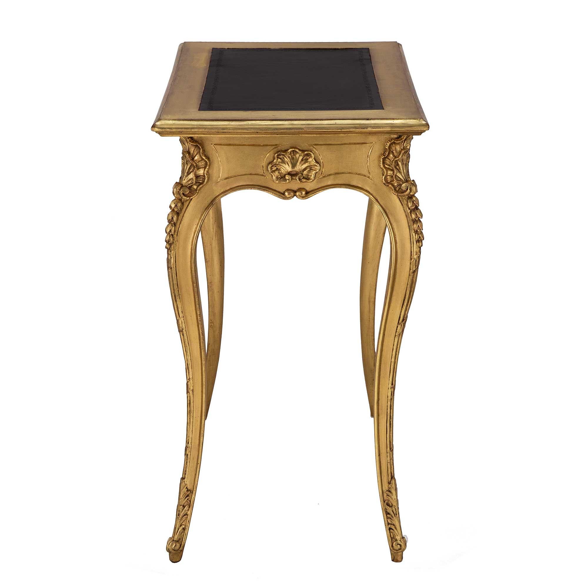 Mesa auxiliar francesa de madera dorada y cuero Luis XV del siglo XIX en Bueno estado para la venta en West Palm Beach, FL