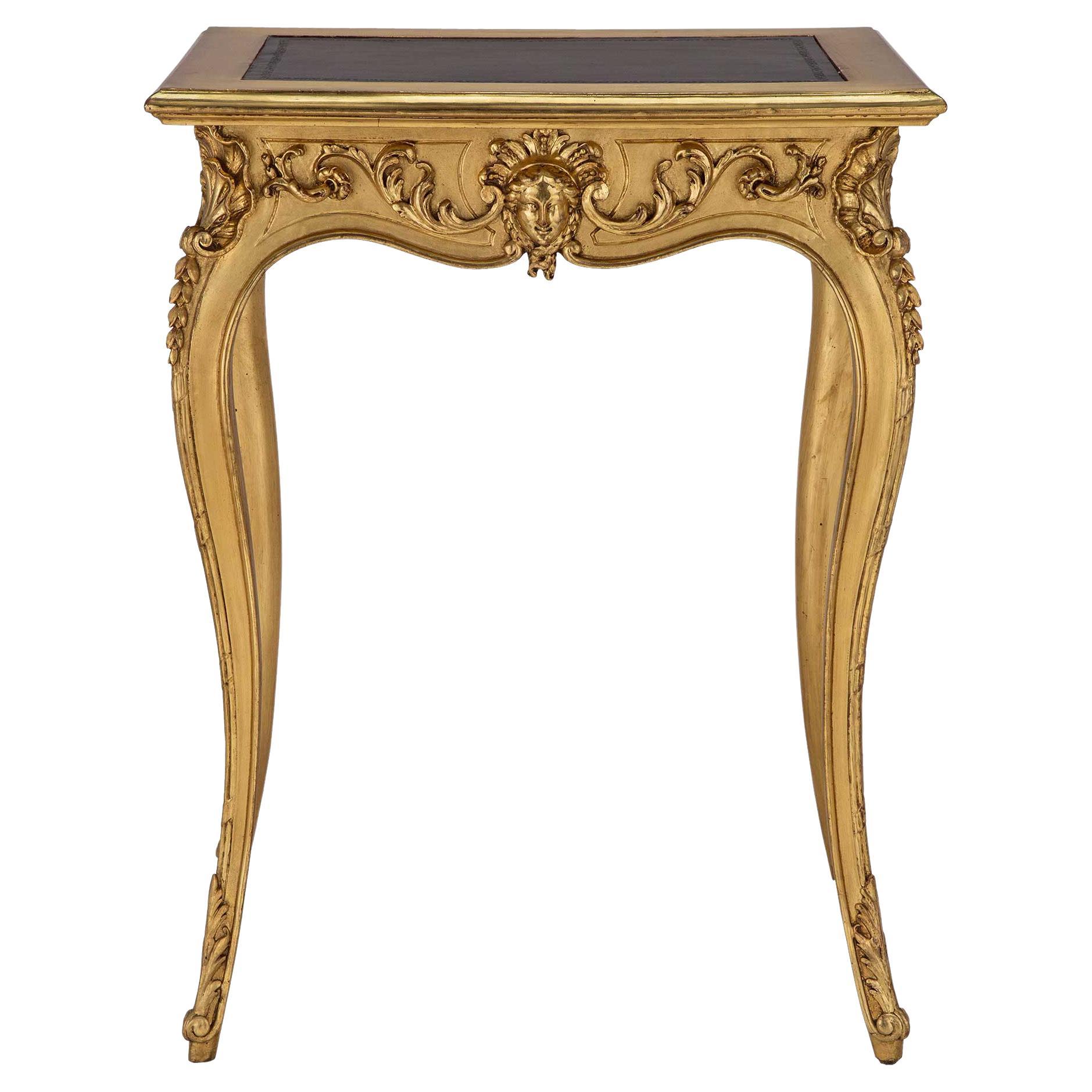 Table d'appoint française du 19ème siècle de style Louis XV en bois doré et cuir