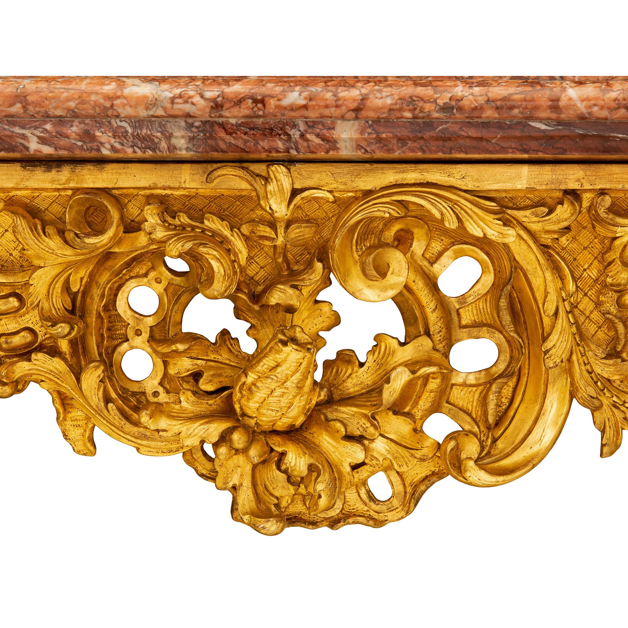 Consola francesa del siglo XIX de madera dorada de San Luis XV y mármol Rouge De Languedoc en venta 2