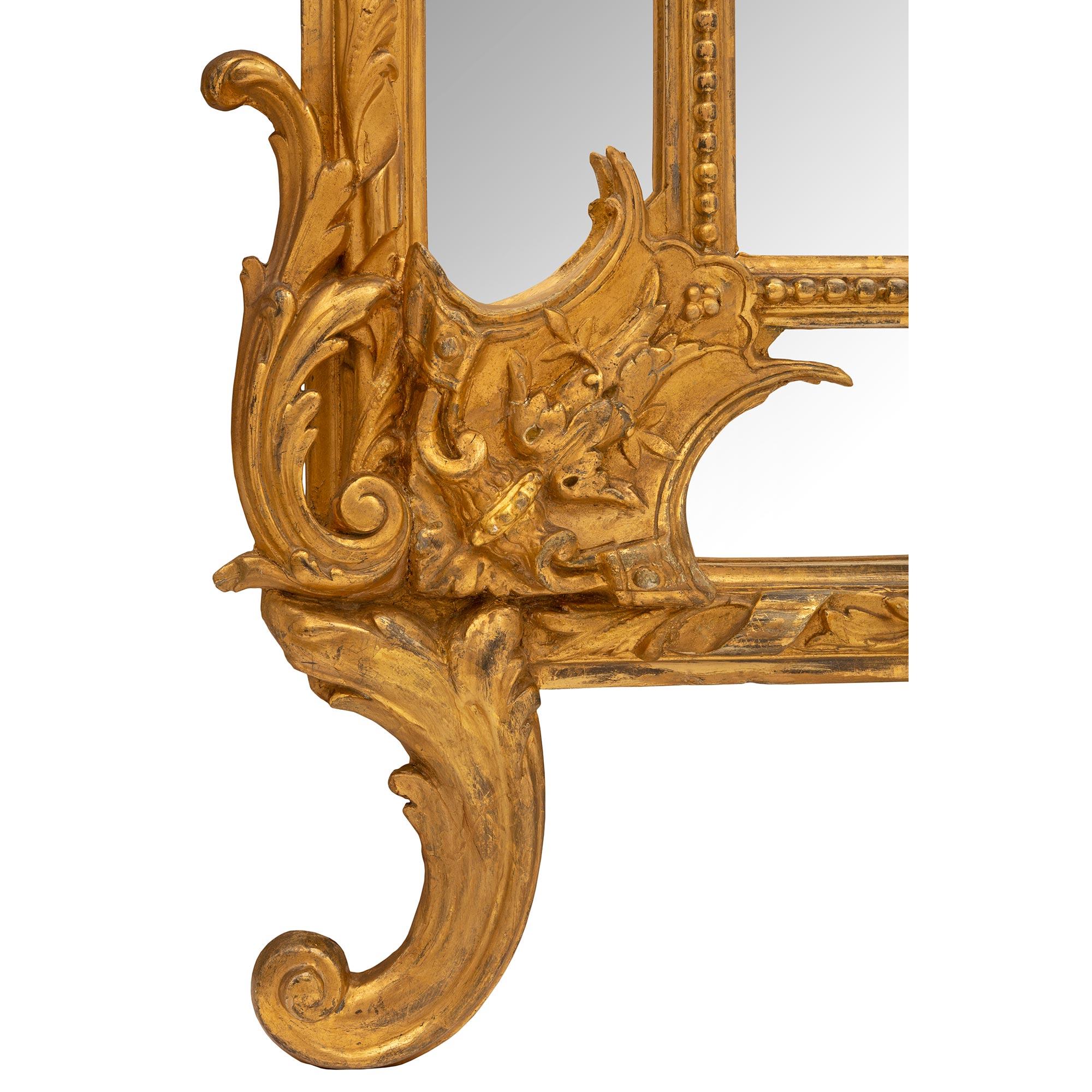 Miroir français du 19ème siècle en bois doré de style Louis XV en vente 5