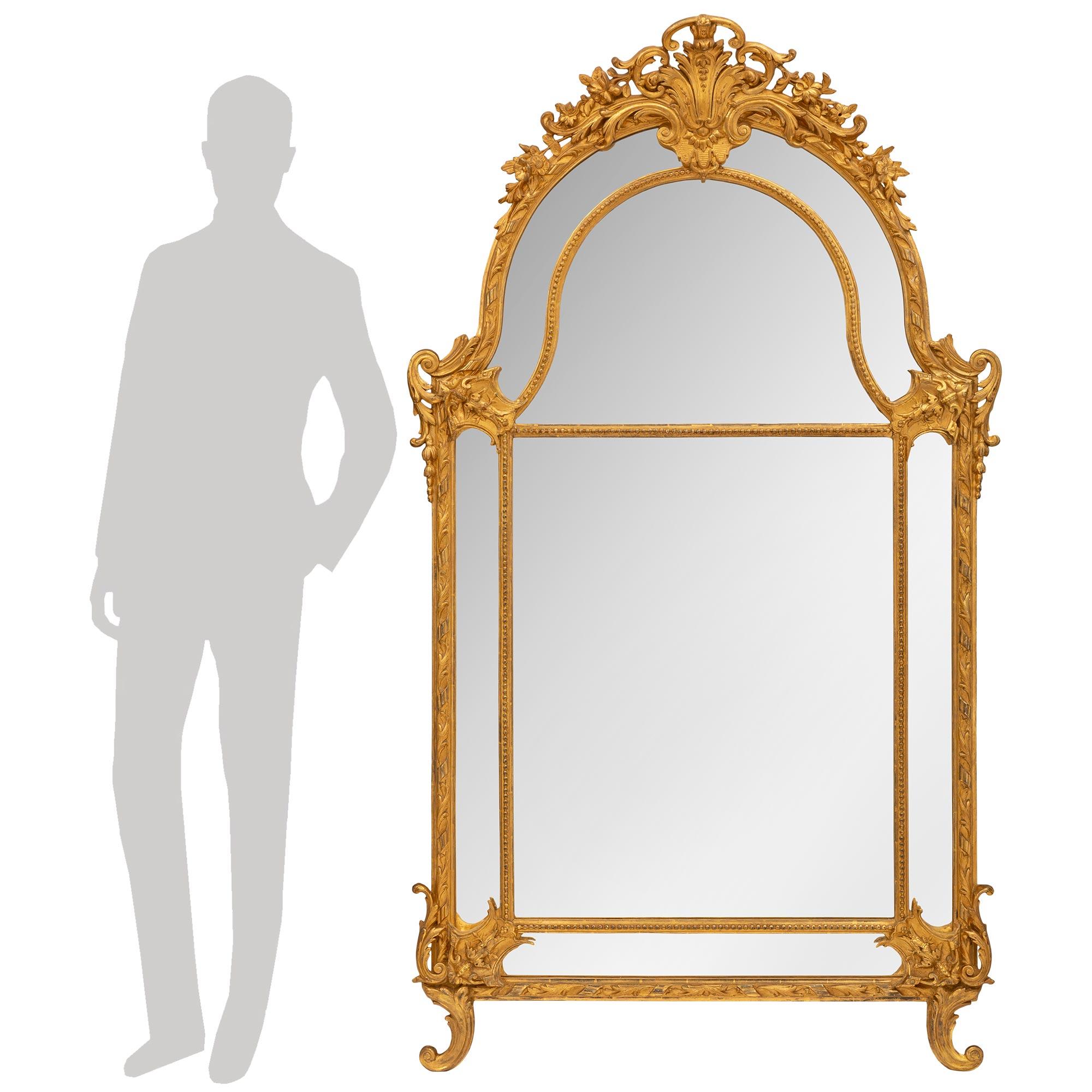 Un magnifique miroir français du 19ème siècle en bois doré de style Louis XV. Le miroir à double encadrement a conservé toutes ses plaques de miroir d'origine. Les plaques de miroir centrales sont encadrées par de fines bandes de perles