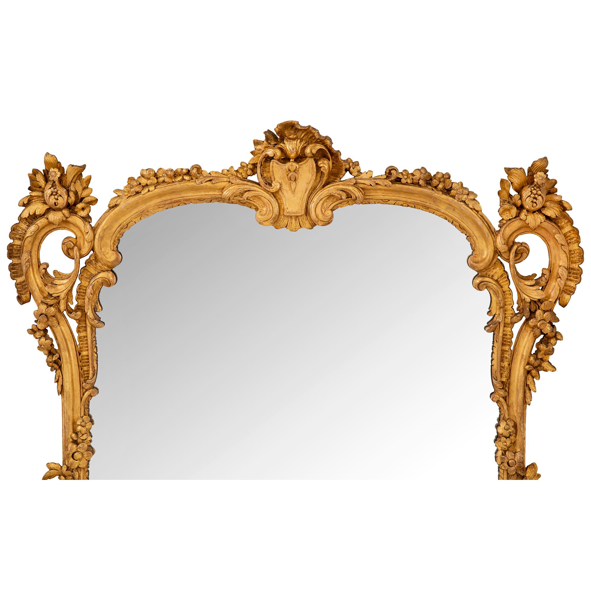 Français Miroir français du 19ème siècle en bois doré de style Louis XV en vente
