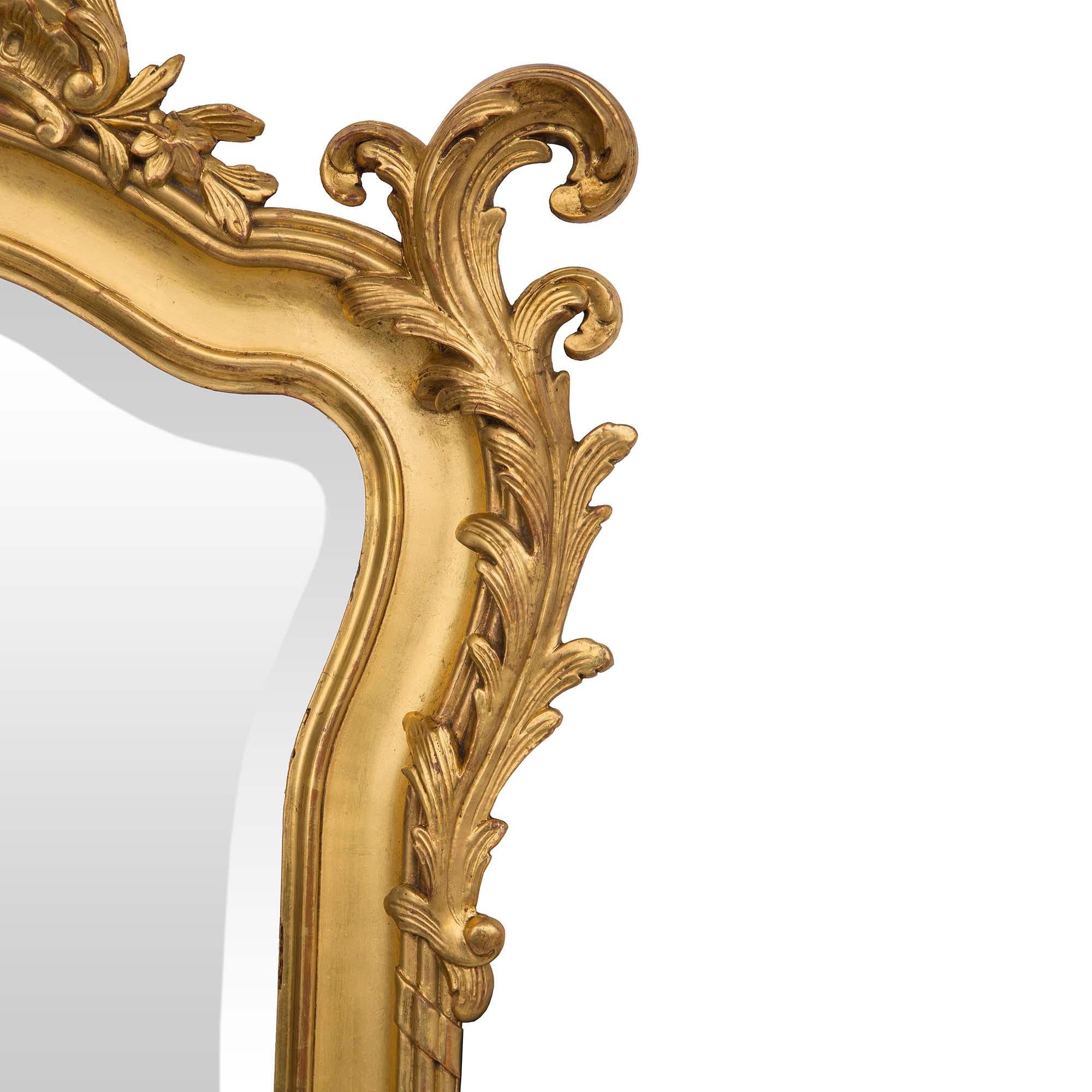 Français Miroir français du 19ème siècle de style Louis XV en bois doré en vente